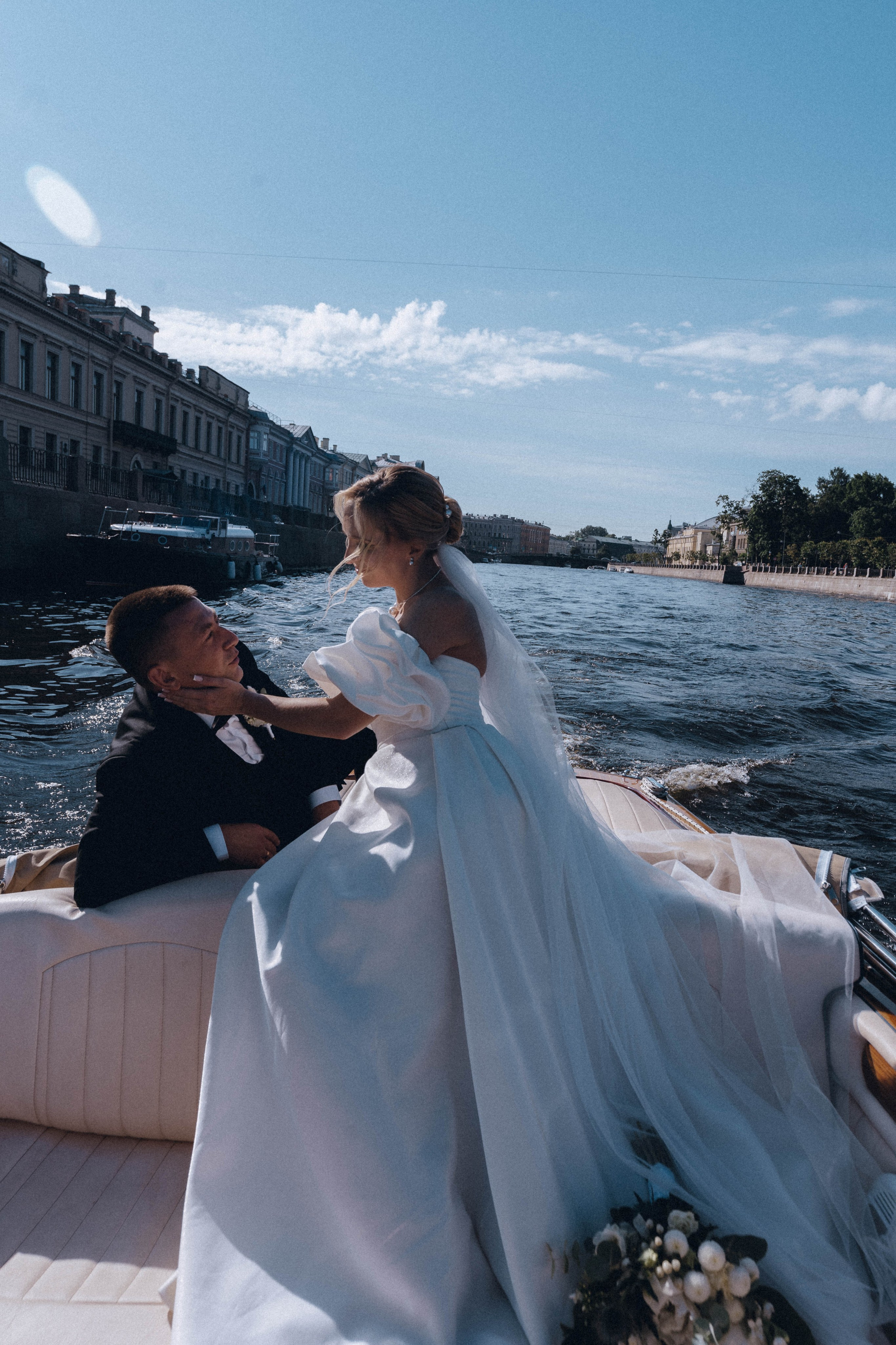 СВАДЕНБНАЯ СЬЕМКА НА КАТЕРЕ ПО КАНАЛАМ САНКТ-ПЕТЕРБУРГА И В АКВАТОРИИ НЕВЫ. Профессиональный фотограф, Санкт-Петербург — Виктория Богомолова