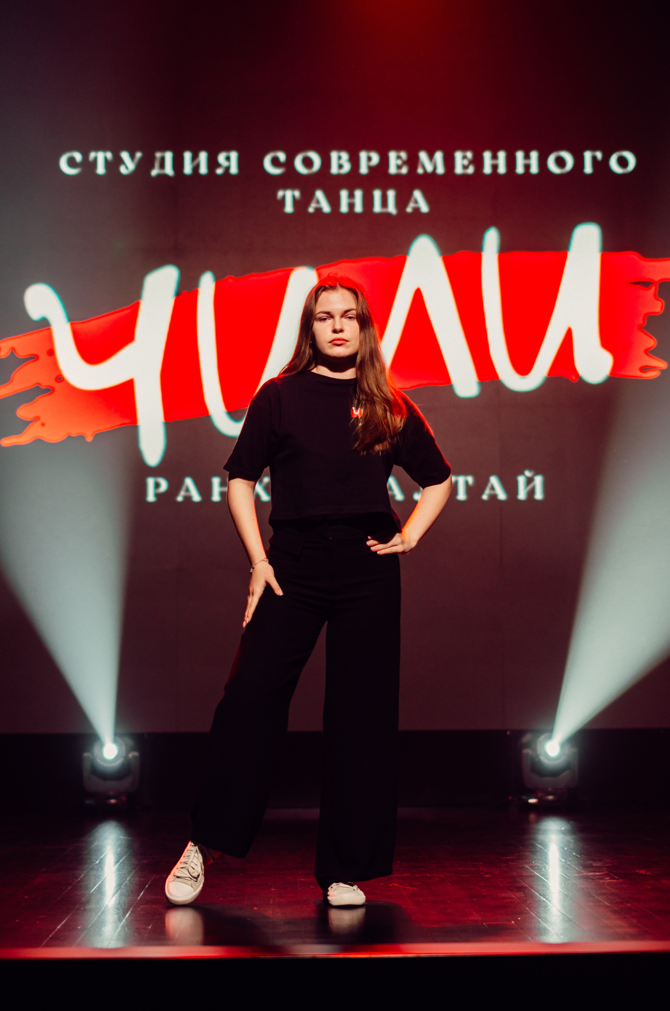 Групповая фотосъемка танцевального коллектива. Денисова Аля — фотограф для парных съемок и индивидуальных историй в Барнауле