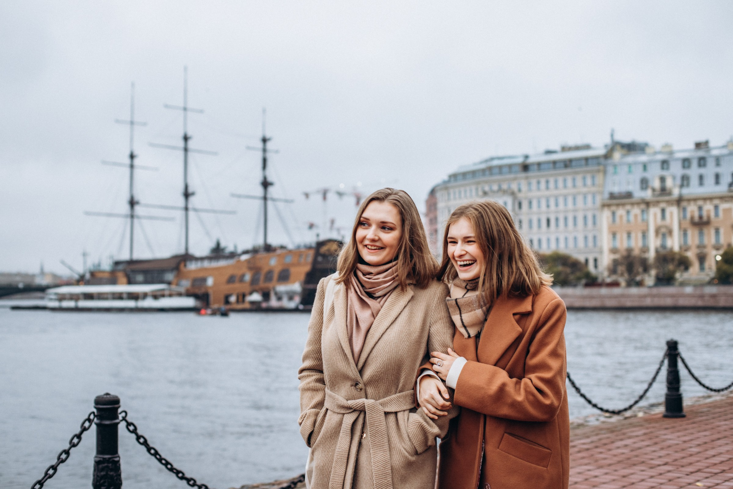 Сестры Саша и Полина в октябре. Фотопрогулка в Петербурге. Индивидуальный и семейный фотограф в Санкт-Петербурге
