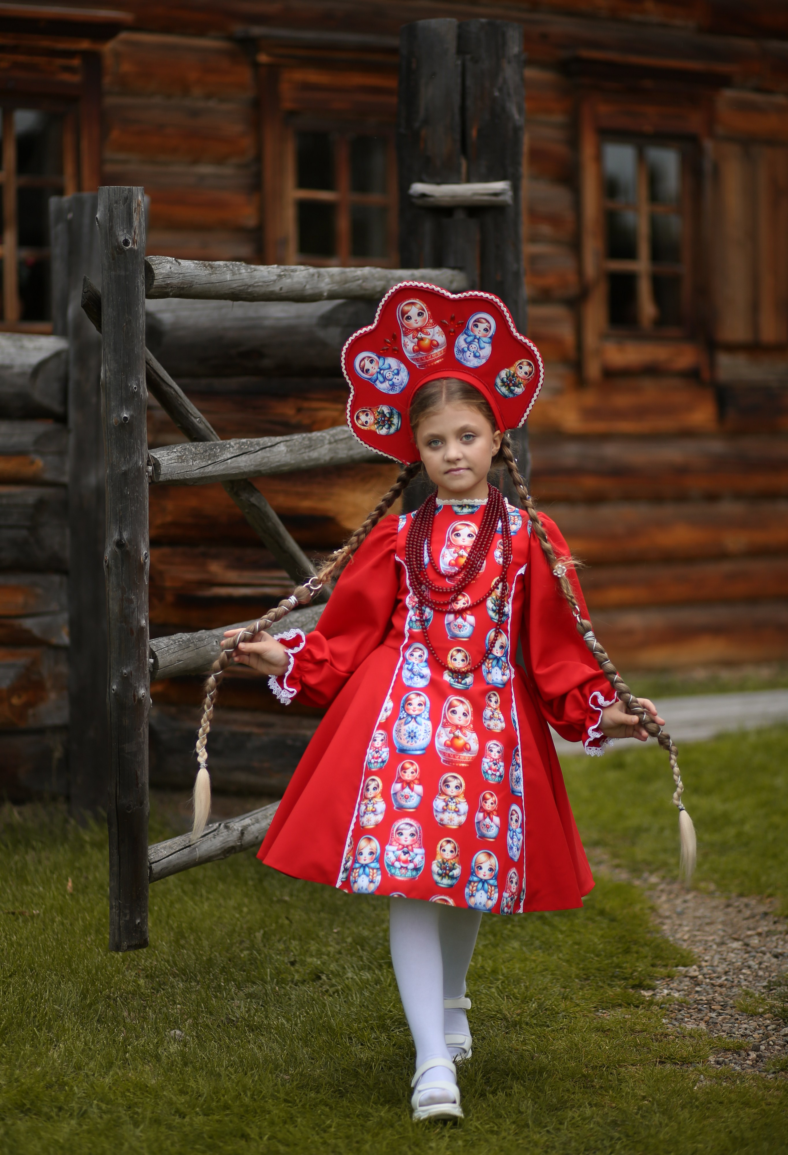 аренда наряда "матрёшка красная". В состав костюма входит платье, подъюбник. Кокошник оплачивается отдельно! Стоимость проката сутки 3000р. с кокошником 3500р. рост модели на фото 128-134 см.