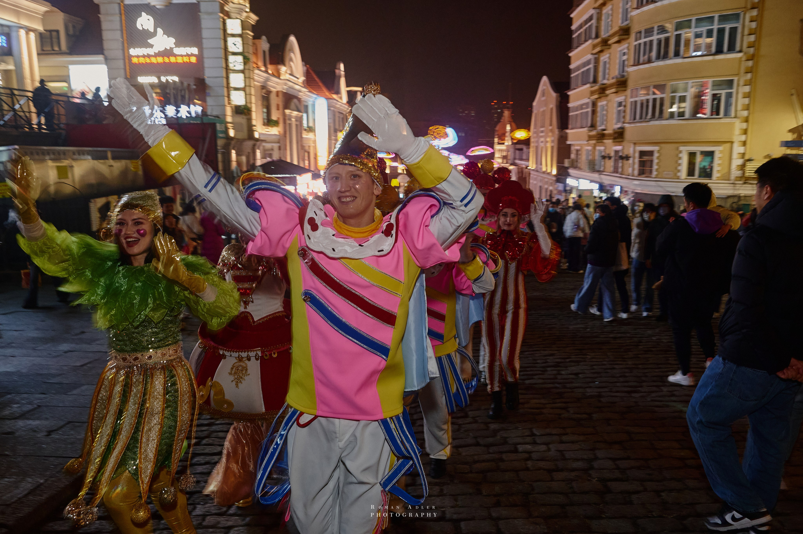 Новогодний парад в Китае. Вечерний новогодний Циндао. Фотопроект Китай русский взгляд. Фотограф Роман Адлер. Фотографии Циндао. Новый год и праздники в Китае. 