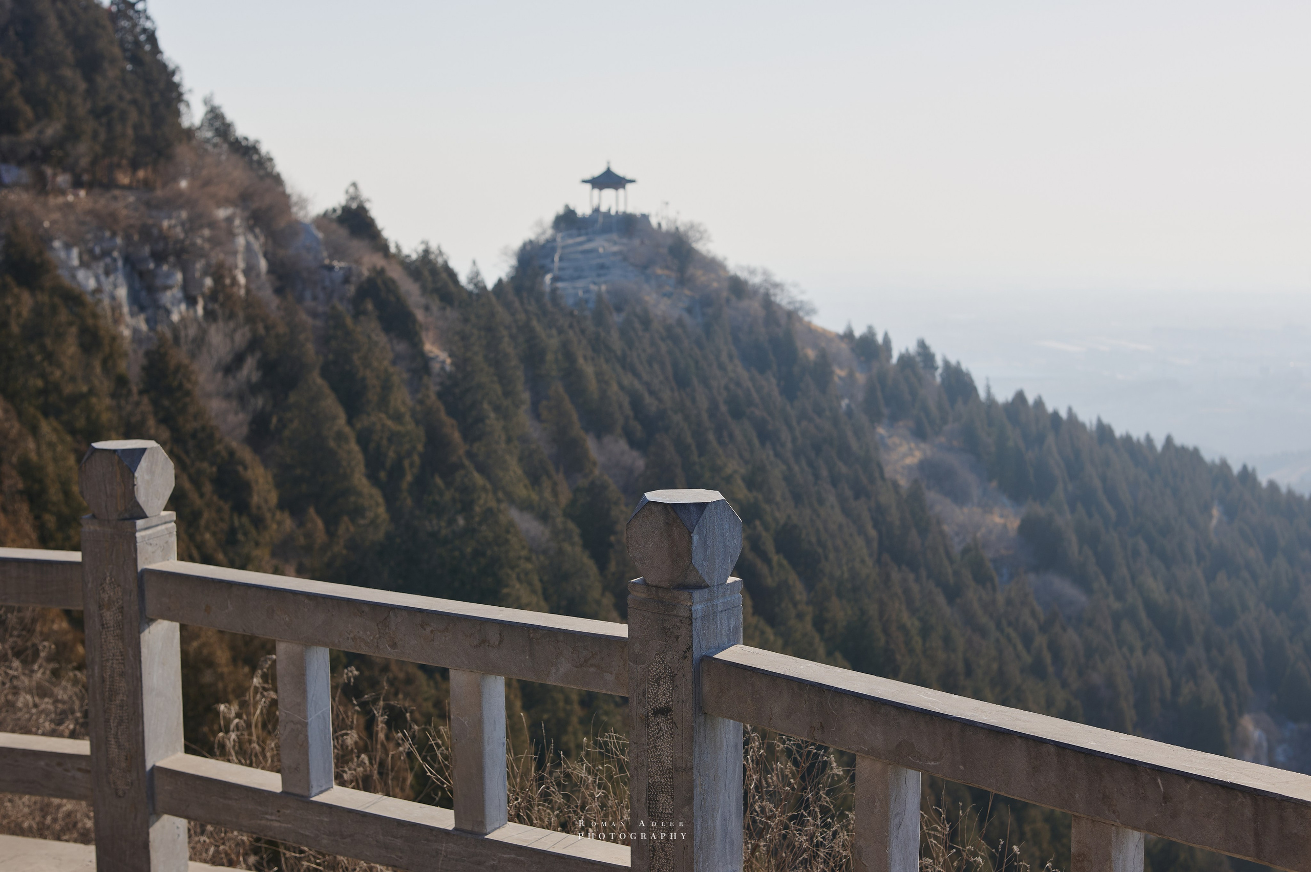 Рассвет на храмовой горе Юнмень. Цинчжоу. Фотограф Роман Адлер