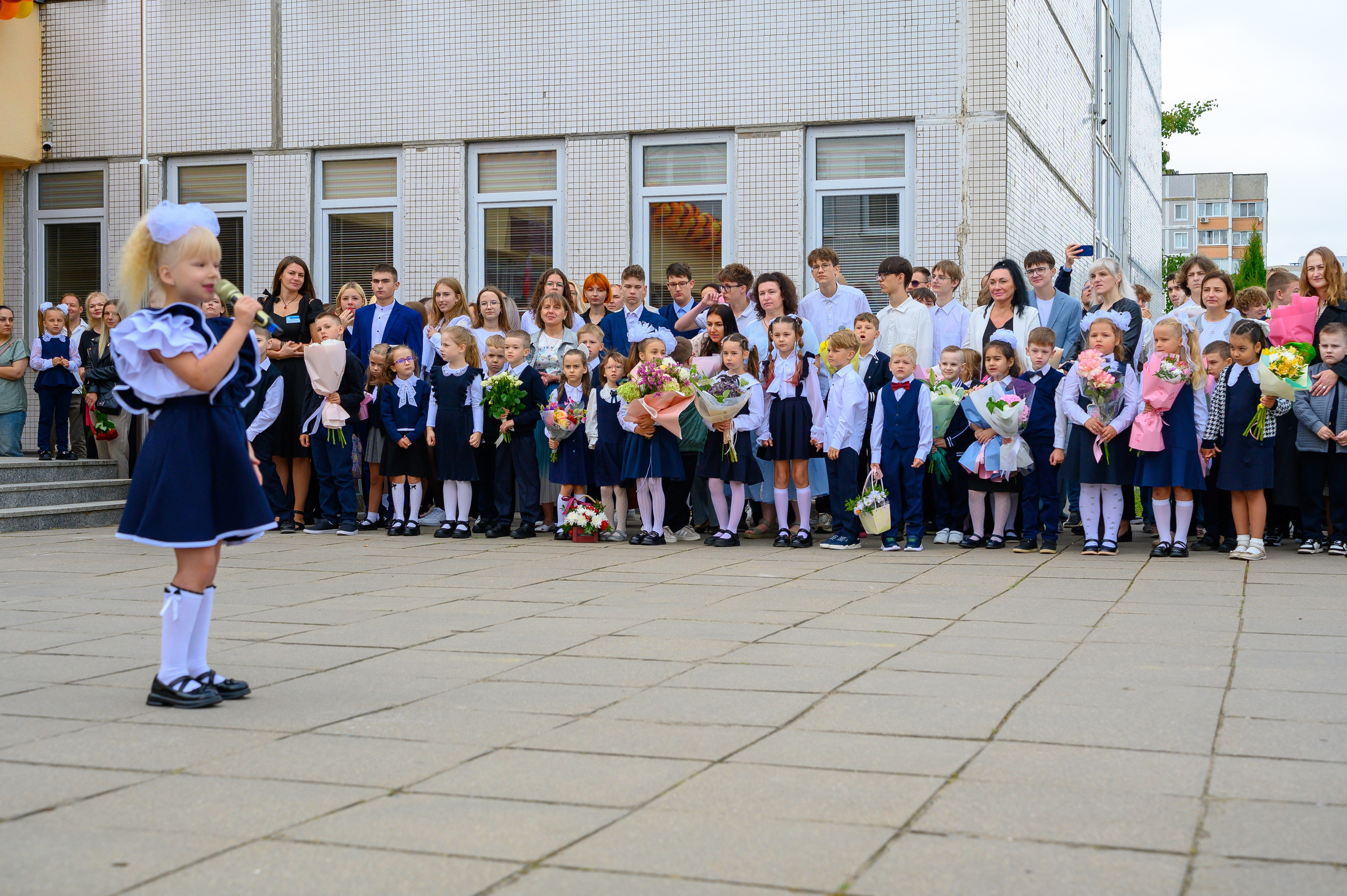 Вот звучит первый звонок, перед этим долгое приготовление к новому этапу в жизни, Яромир идет в школу. Фотоуслуги, услуги фотографа, фотографирование важных событий