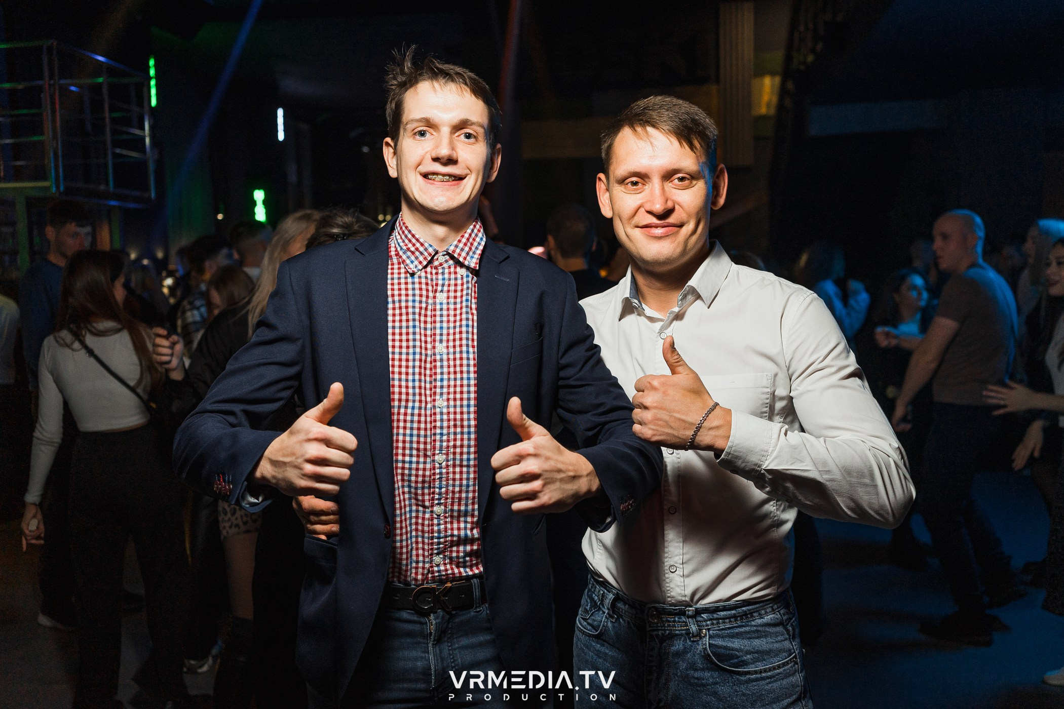 Бумажный дом в баре «Друзья»