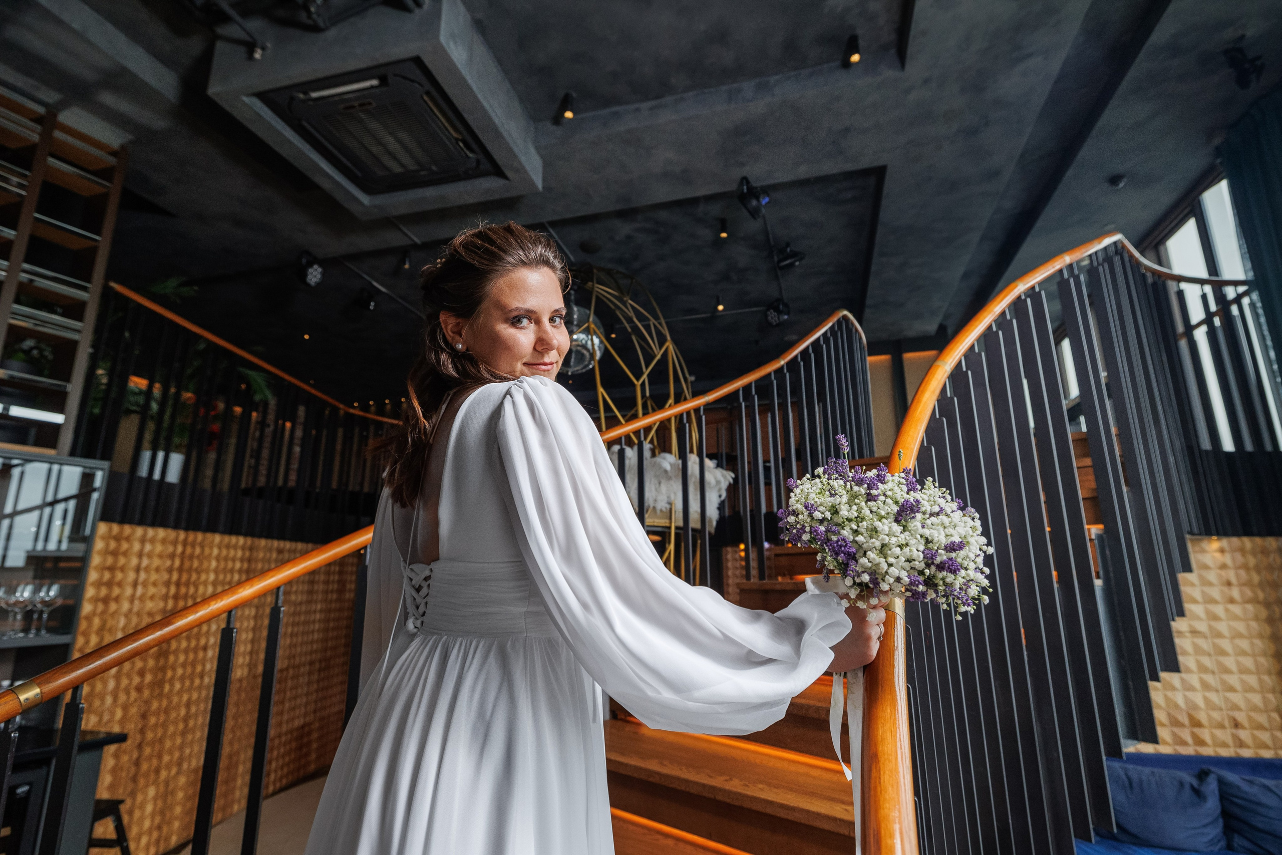 Фотограф на регистрацию в ЗАГС Москва Сити Birds Башня ОКО. Примеры фото, отзывы молодоженов и заявка на регистрацию через официальный сайт.