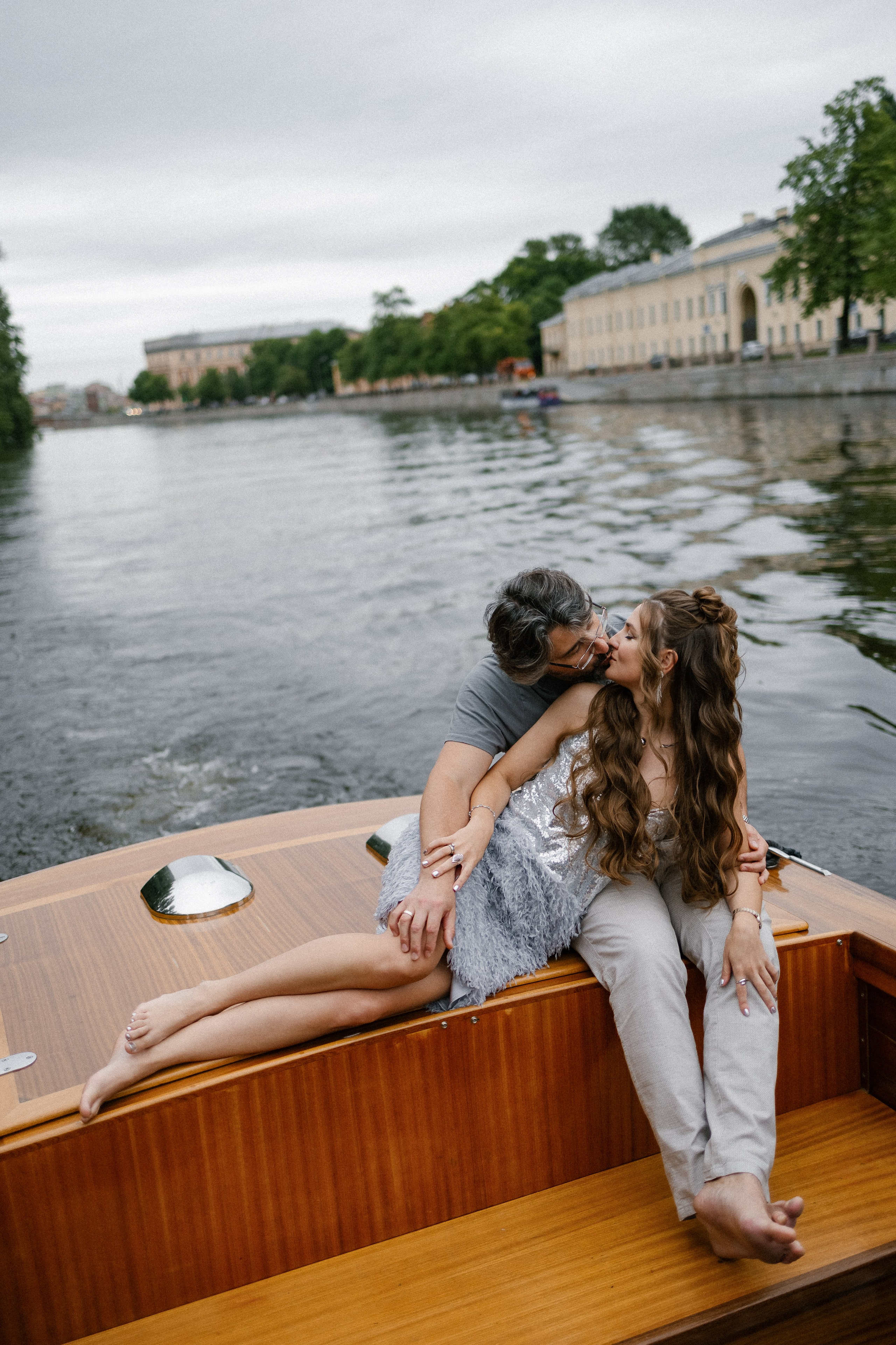 Прогулка на венецианском катере. Свадебный фотограф в Санкт-Петербурге Ксения Кобышева