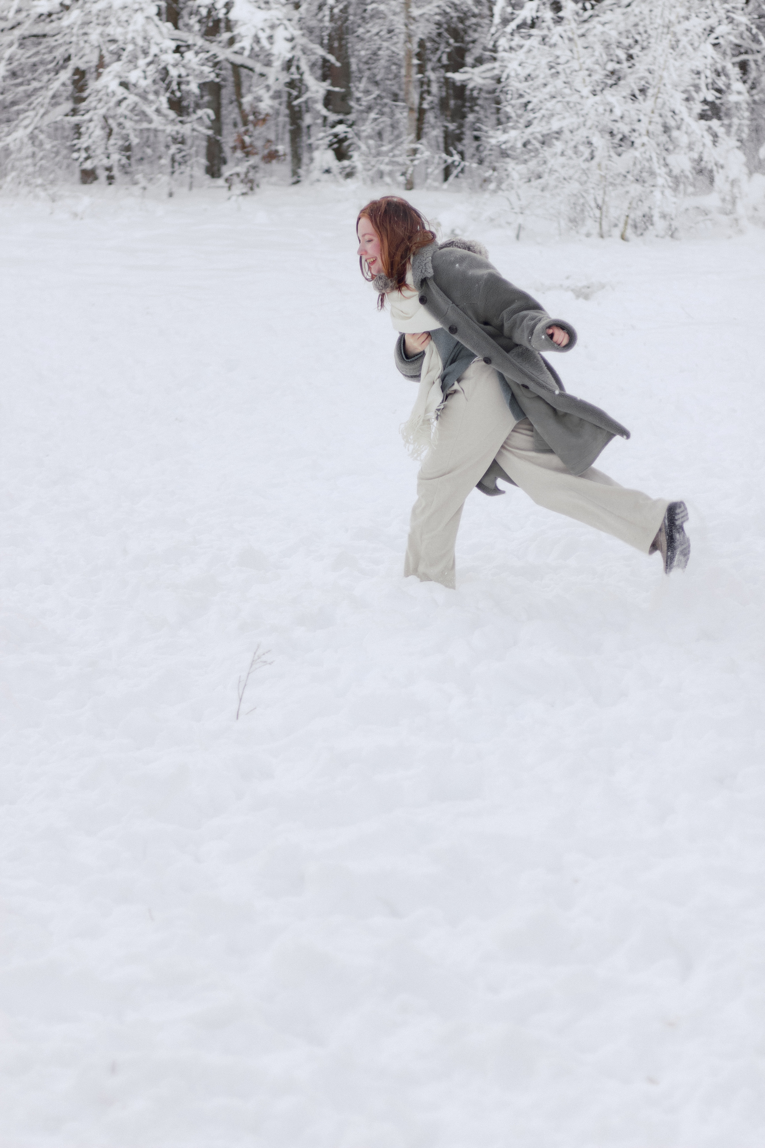 Фотосессия lovestory в снежном лесу в Калининграде. Портретный фотограф в Калининграде Рита Холодова