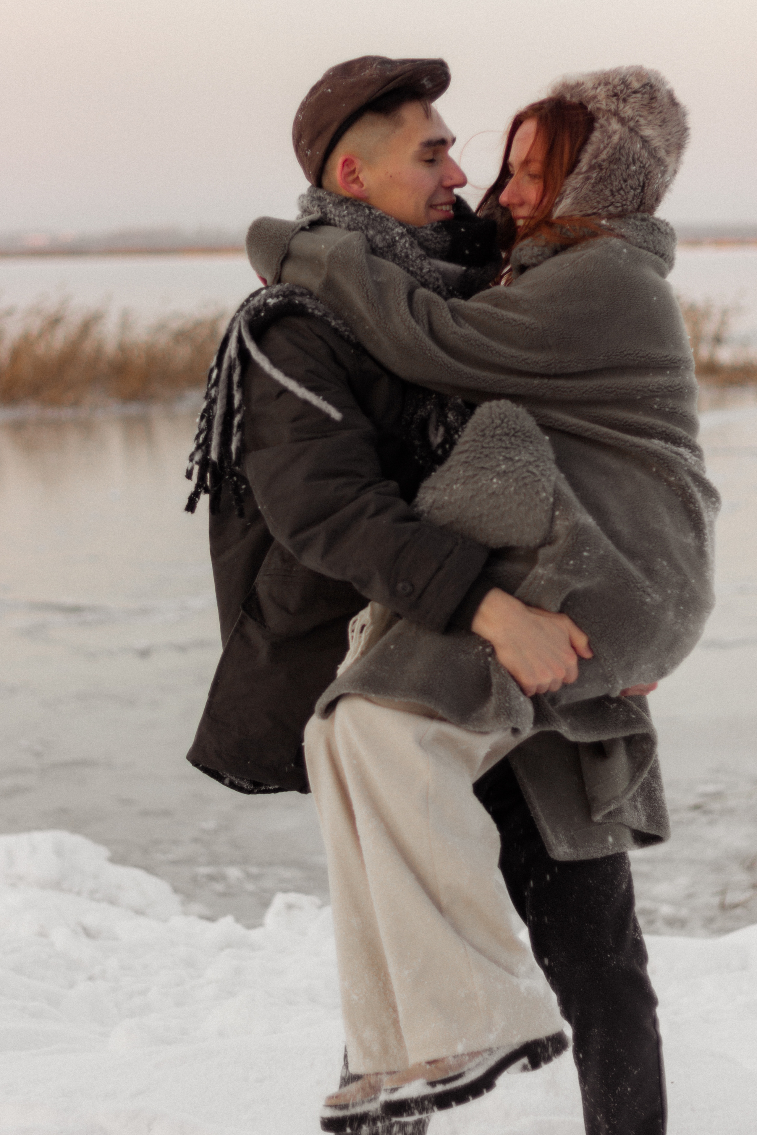 Фотосессия lovestory в снежном лесу в Калининграде. Портретный фотограф в Калининграде Рита Холодова
