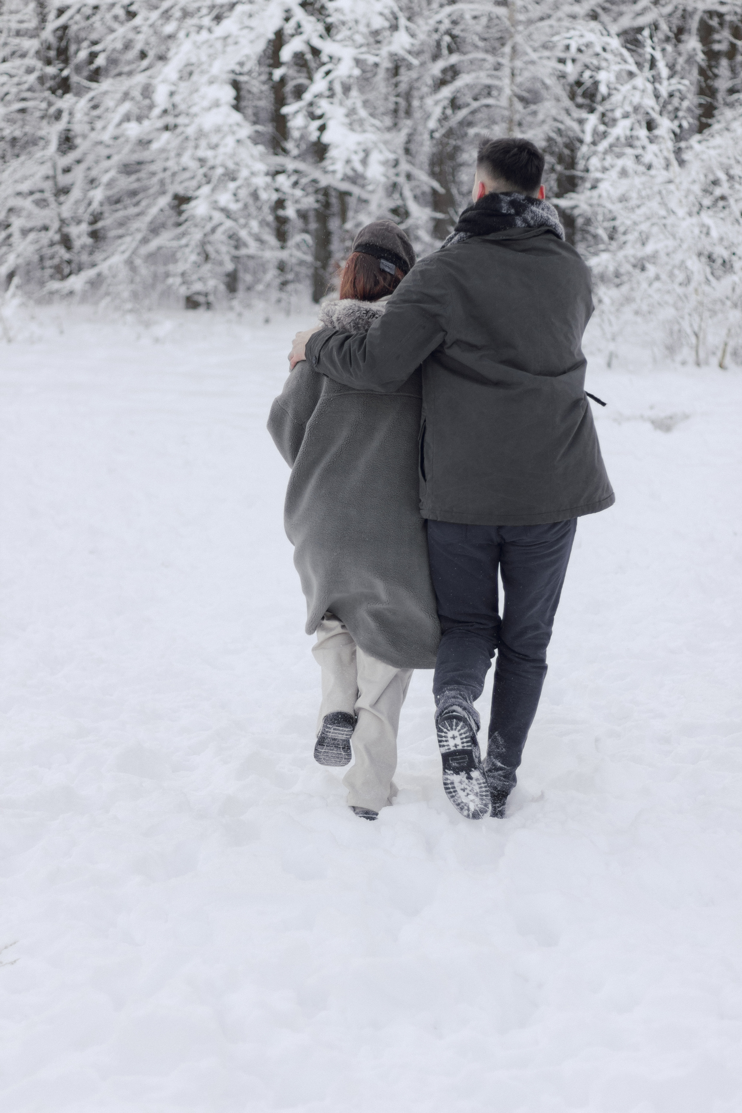 Фотосессия lovestory в снежном лесу в Калининграде. Портретный фотограф в Калининграде Рита Холодова