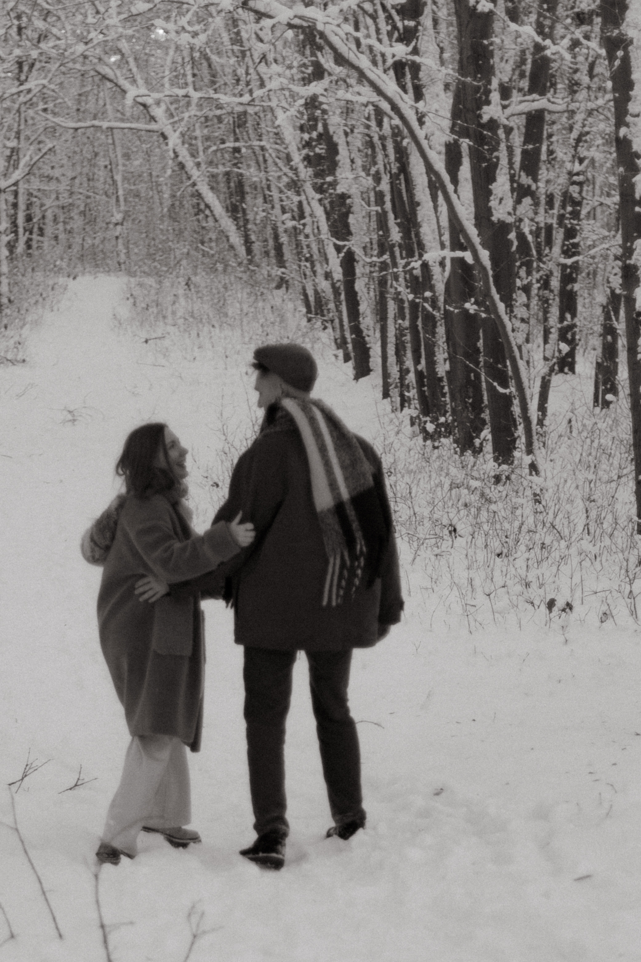 Фотосессия lovestory в снежном лесу в Калининграде. Портретный фотограф в Калининграде Рита Холодова