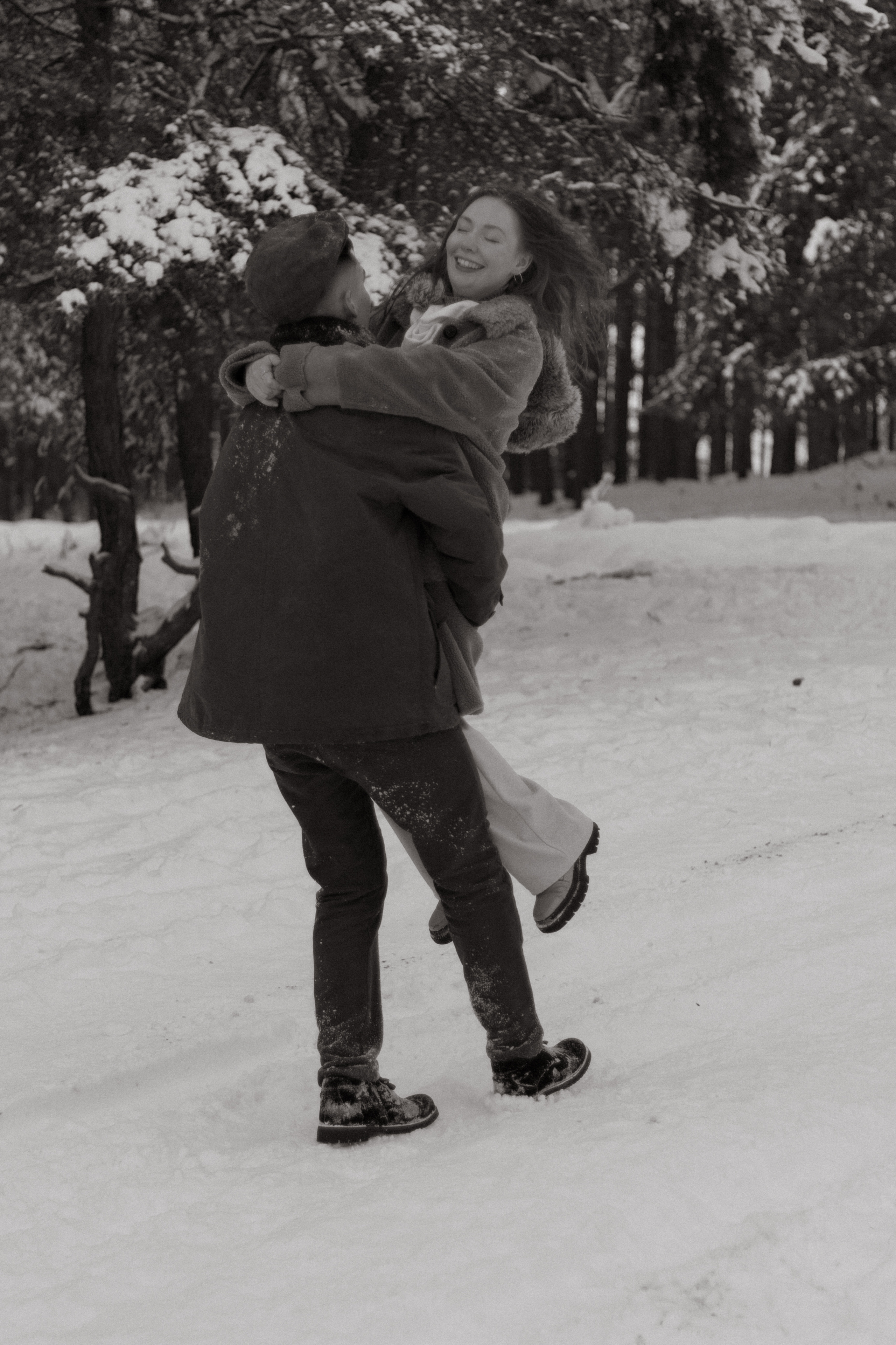 Фотосессия lovestory в снежном лесу в Калининграде. Портретный фотограф в Калининграде Рита Холодова