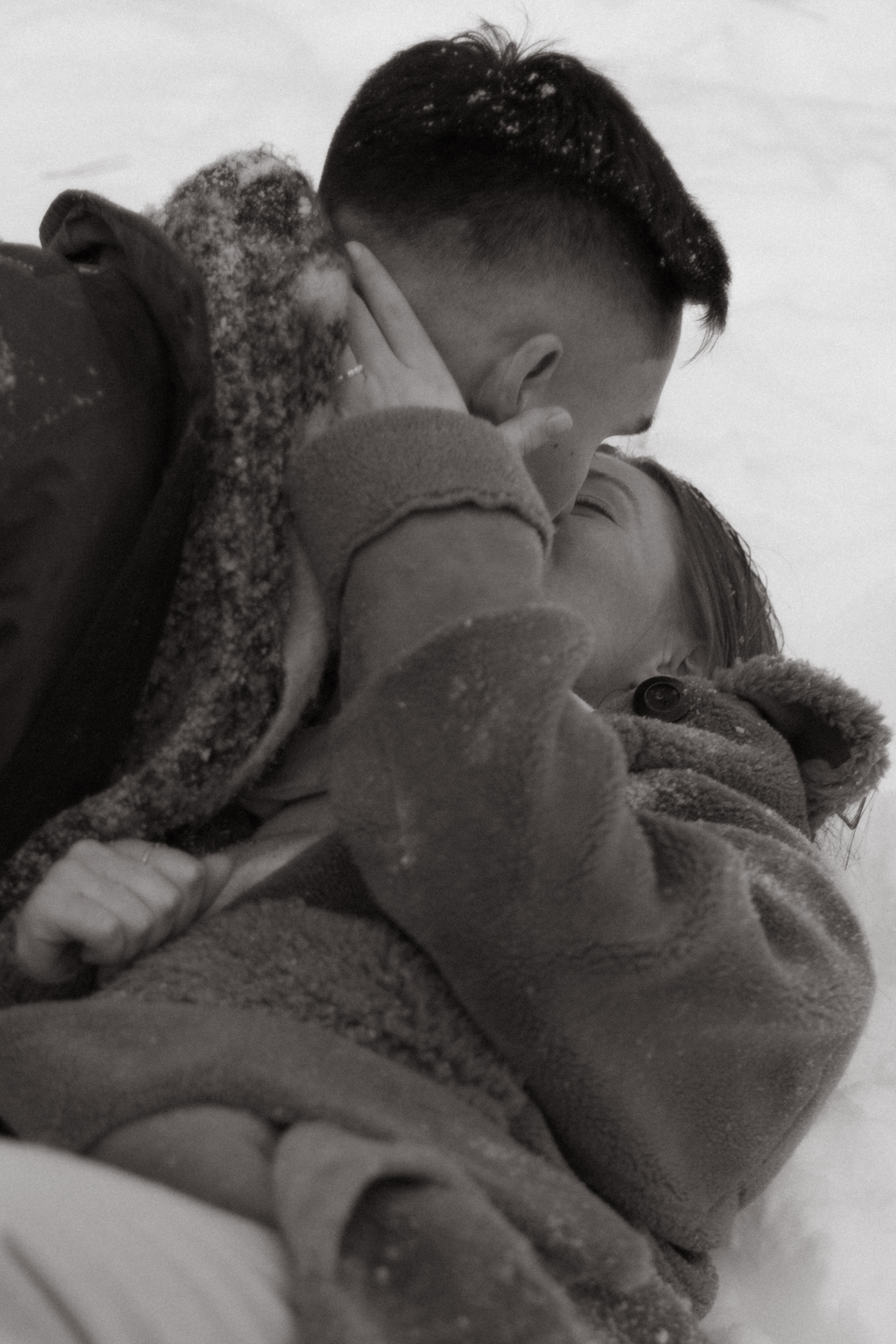 Фотосессия lovestory в снежном лесу в Калининграде. Портретный фотограф в Калининграде Рита Холодова