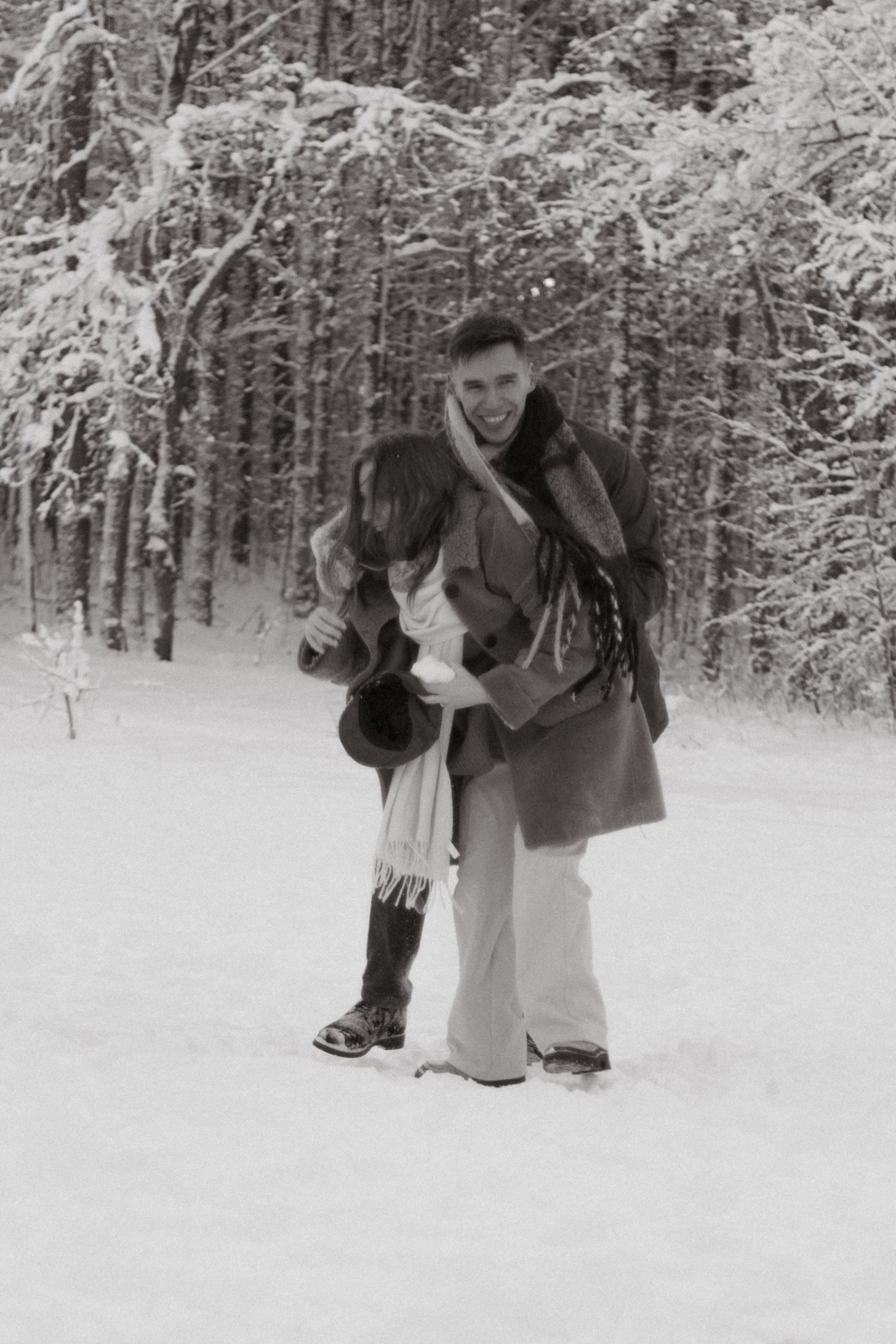 Фотосессия lovestory в снежном лесу в Калининграде. Портретный фотограф в Калининграде Рита Холодова