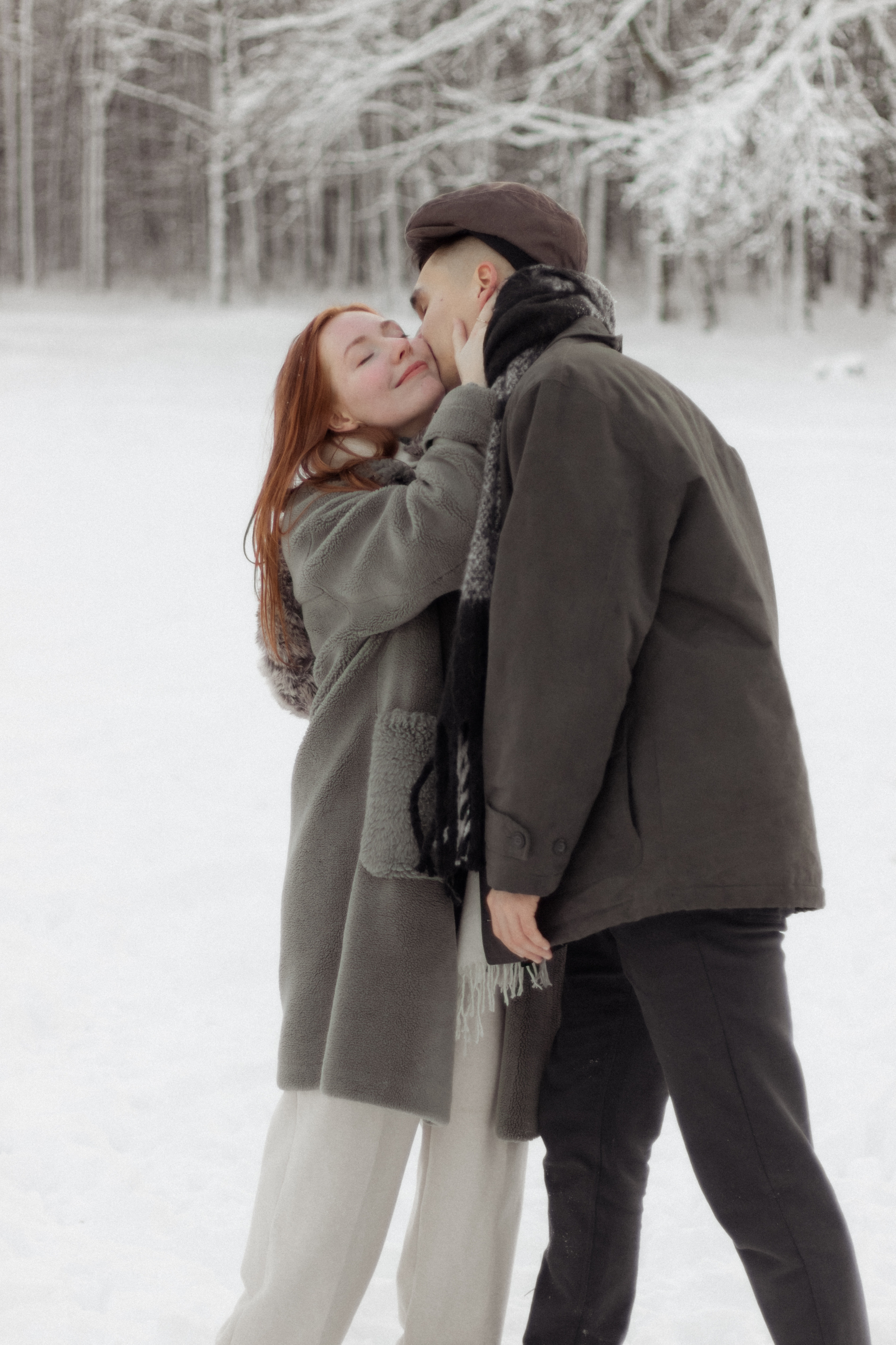 Фотосессия lovestory в снежном лесу в Калининграде. Портретный фотограф в Калининграде Рита Холодова