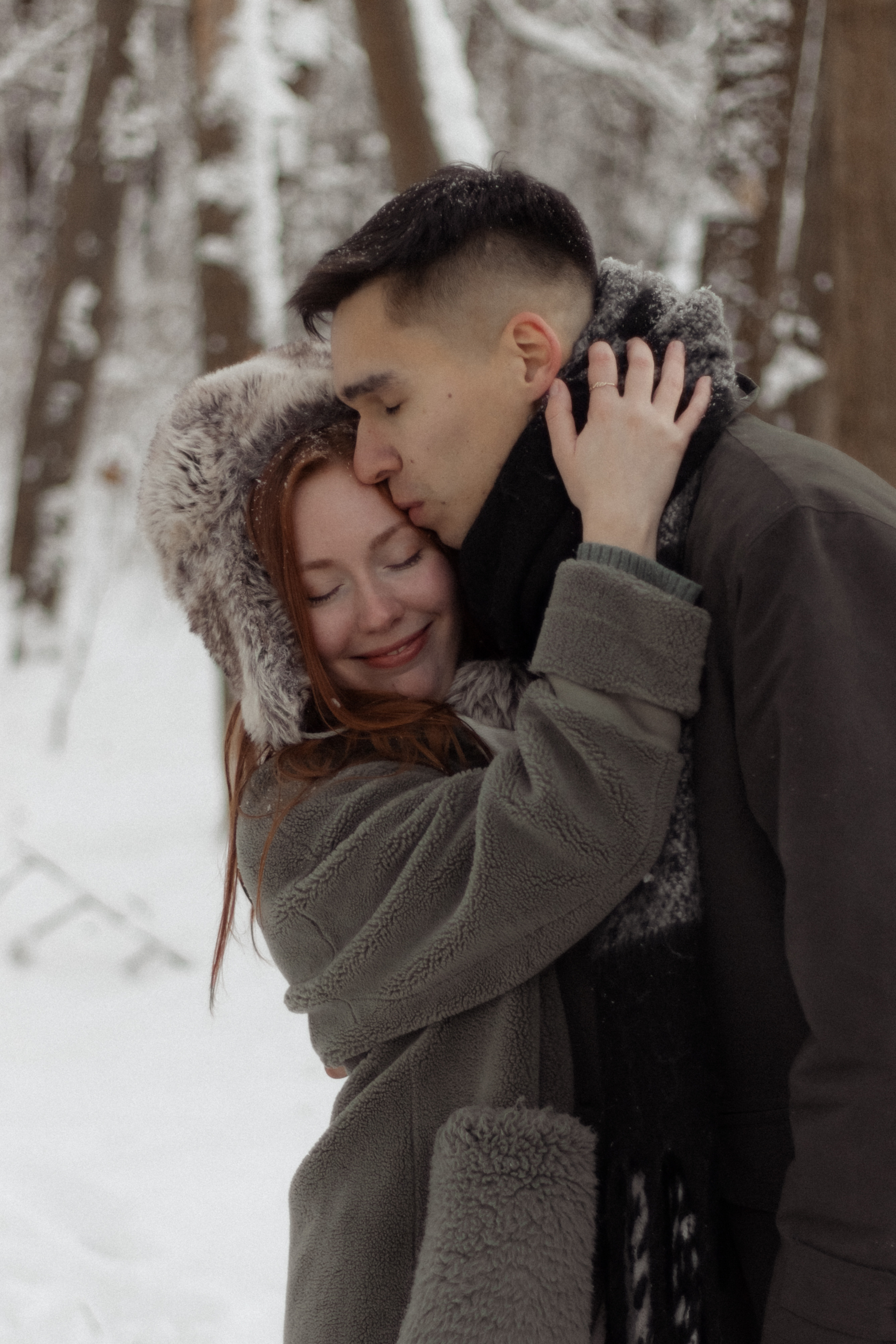 Фотосессия lovestory в снежном лесу в Калининграде. Портретный фотограф в Калининграде Рита Холодова