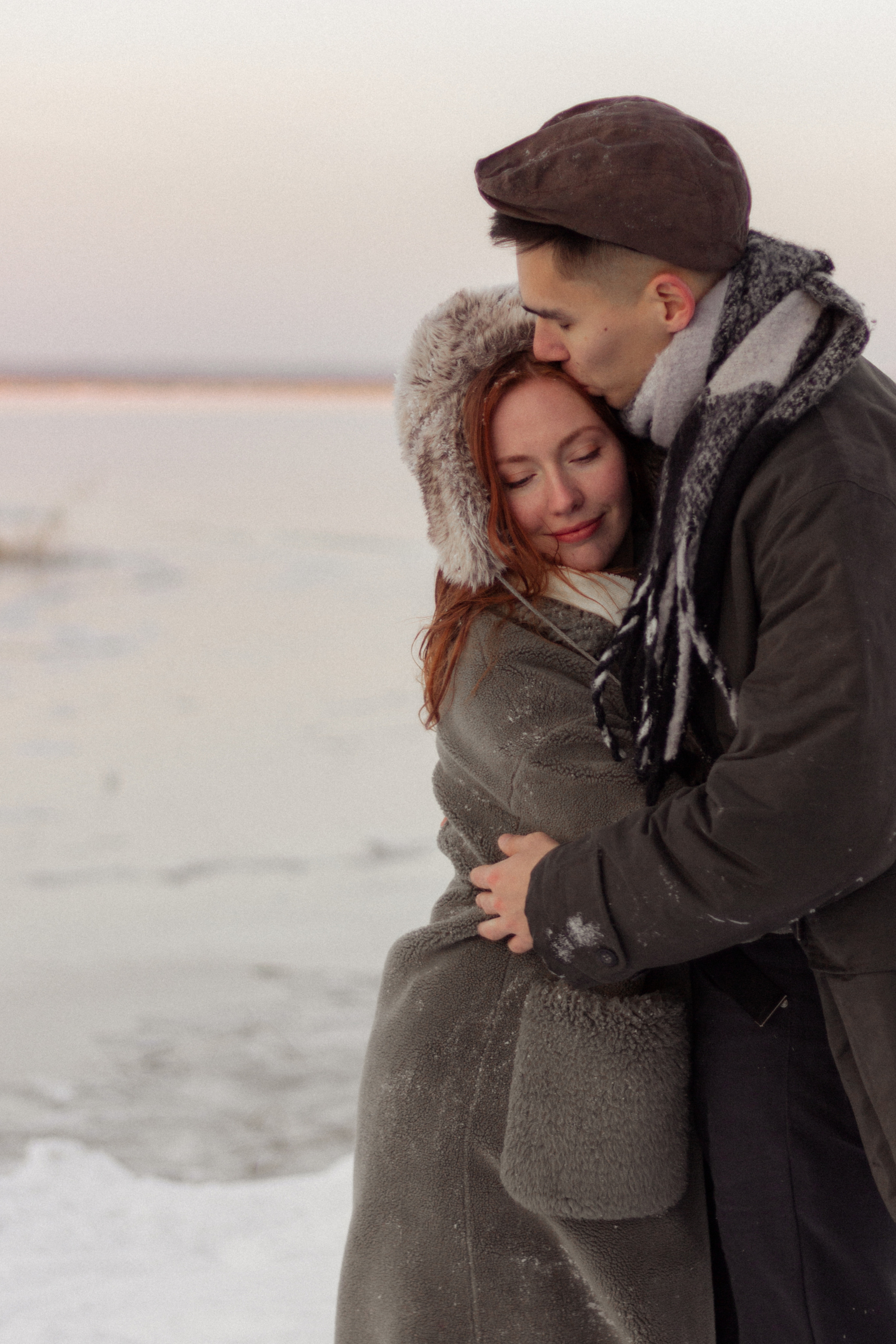 Фотосессия lovestory в снежном лесу в Калининграде. Портретный фотограф в Калининграде Рита Холодова