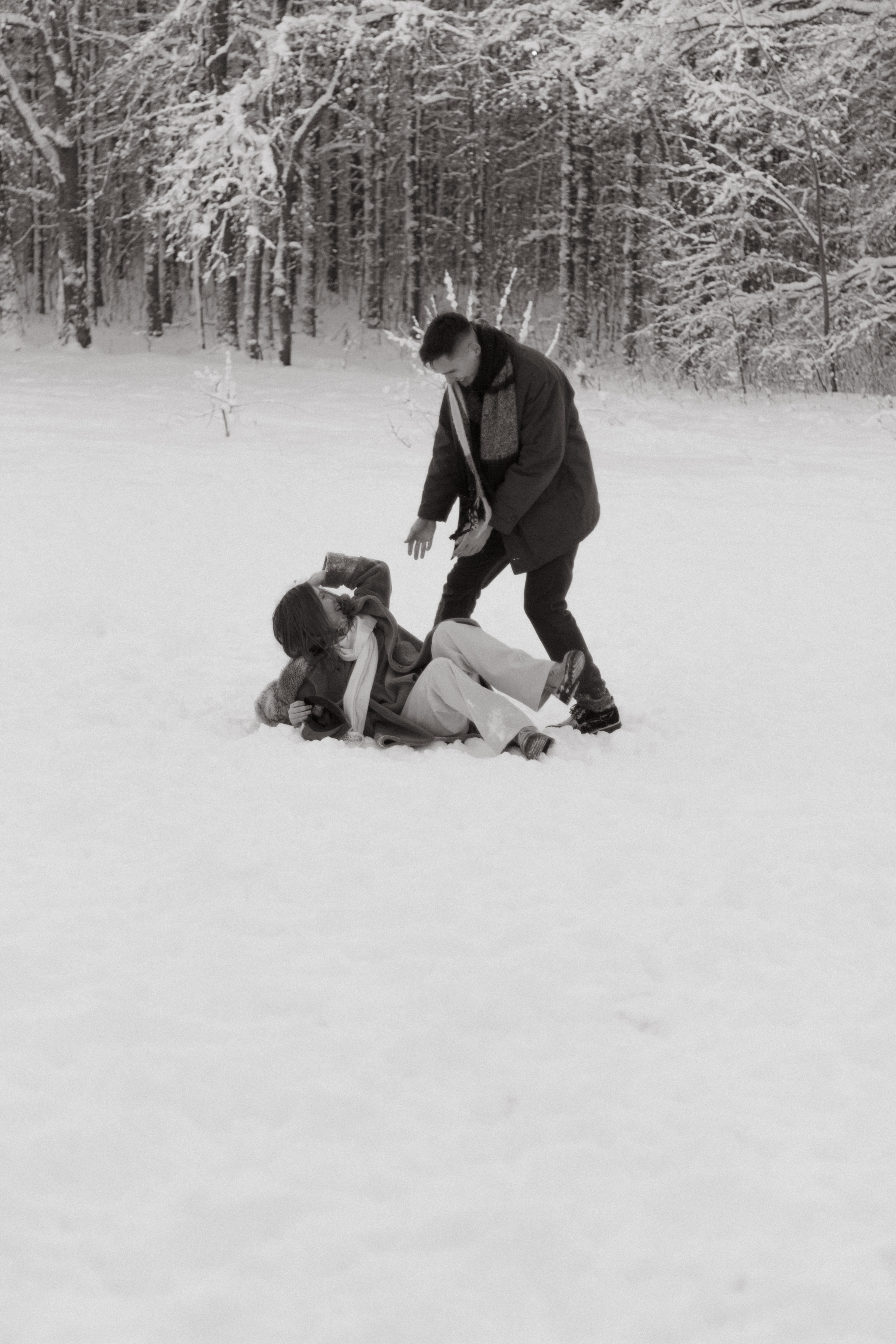 Фотосессия lovestory в снежном лесу в Калининграде. Портретный фотограф в Калининграде Рита Холодова