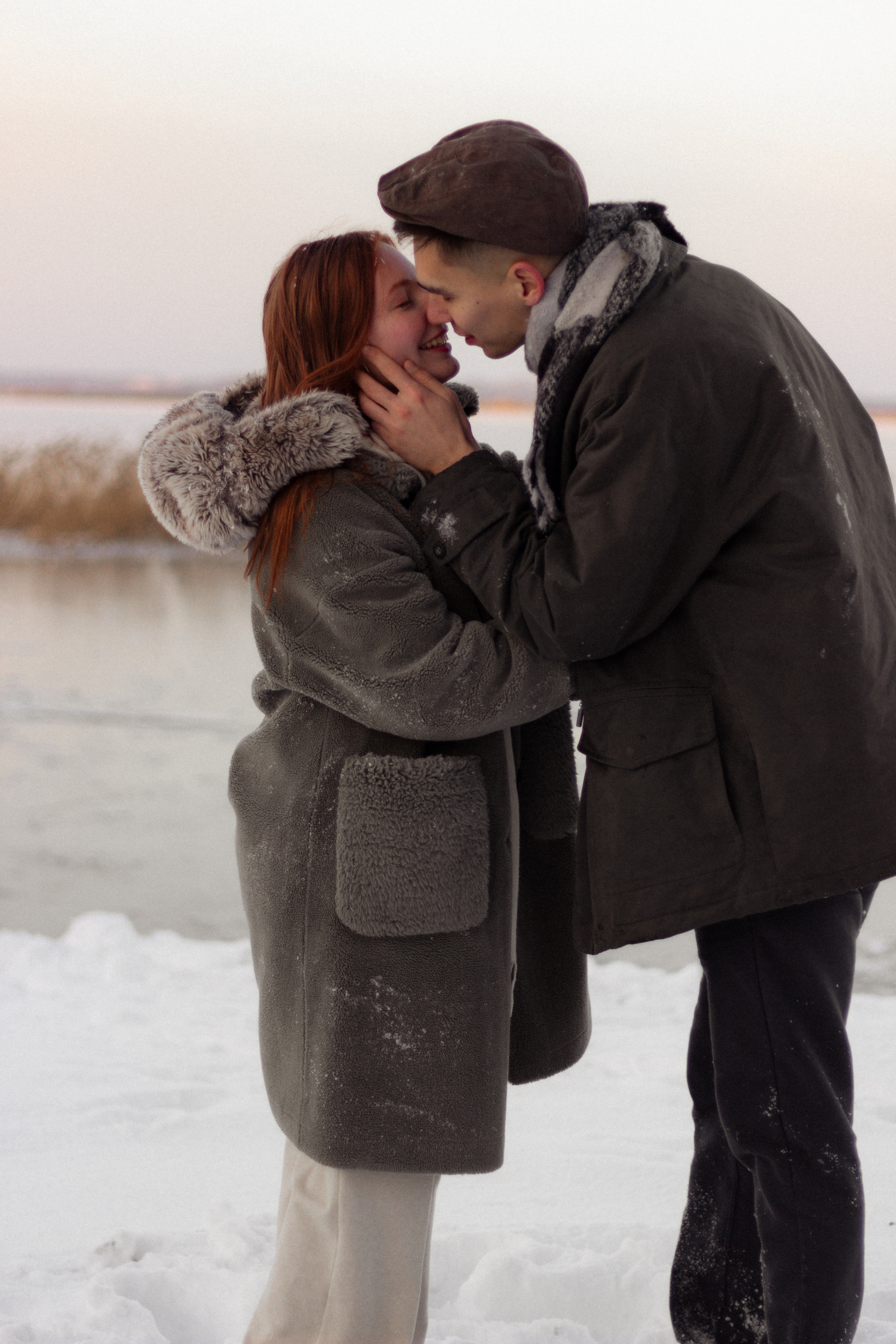 Фотосессия lovestory в снежном лесу в Калининграде. Портретный фотограф в Калининграде Рита Холодова