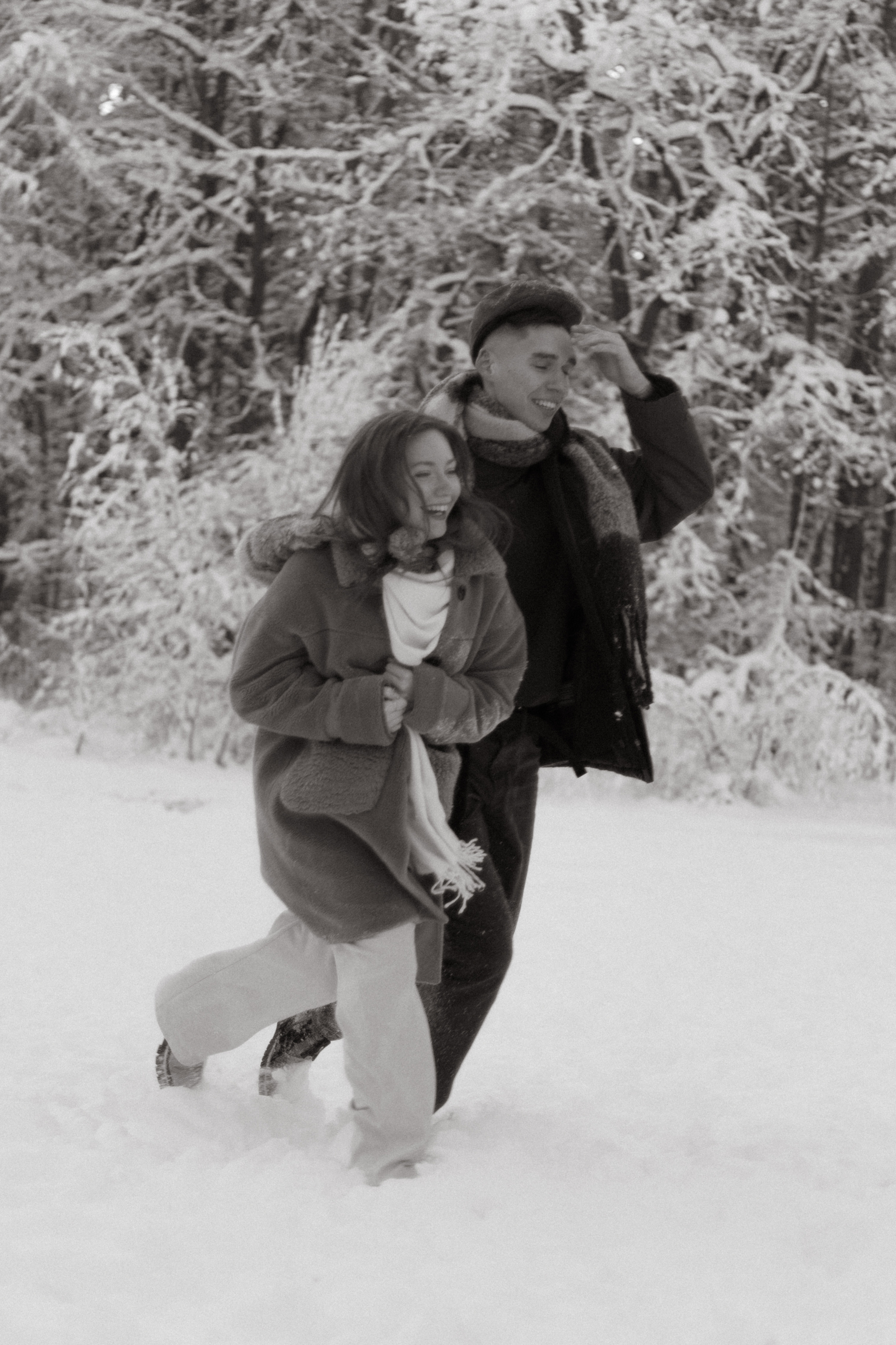 Фотосессия lovestory в снежном лесу в Калининграде. Портретный фотограф в Калининграде Рита Холодова