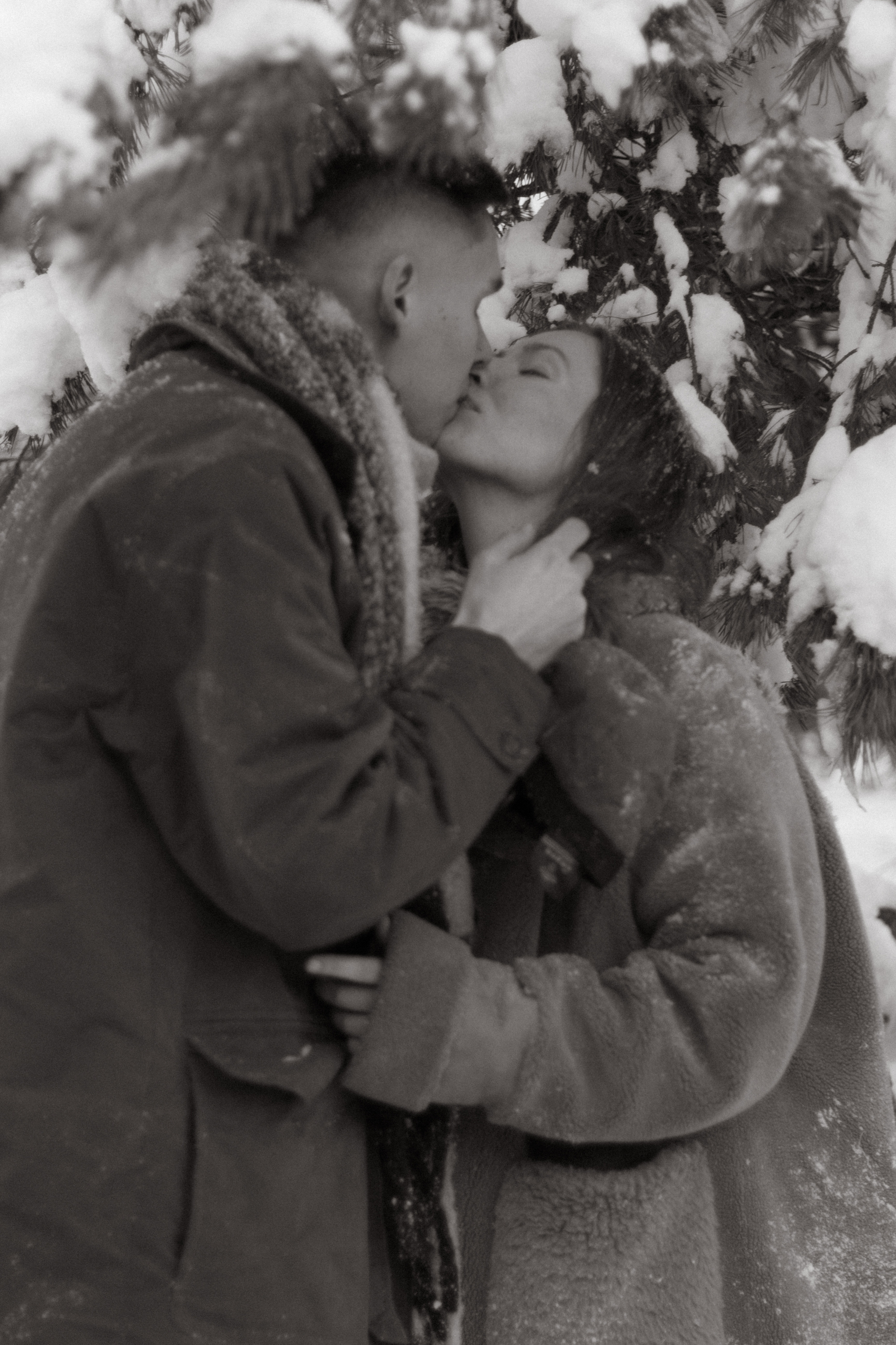Фотосессия lovestory в снежном лесу в Калининграде. Портретный фотограф в Калининграде Рита Холодова