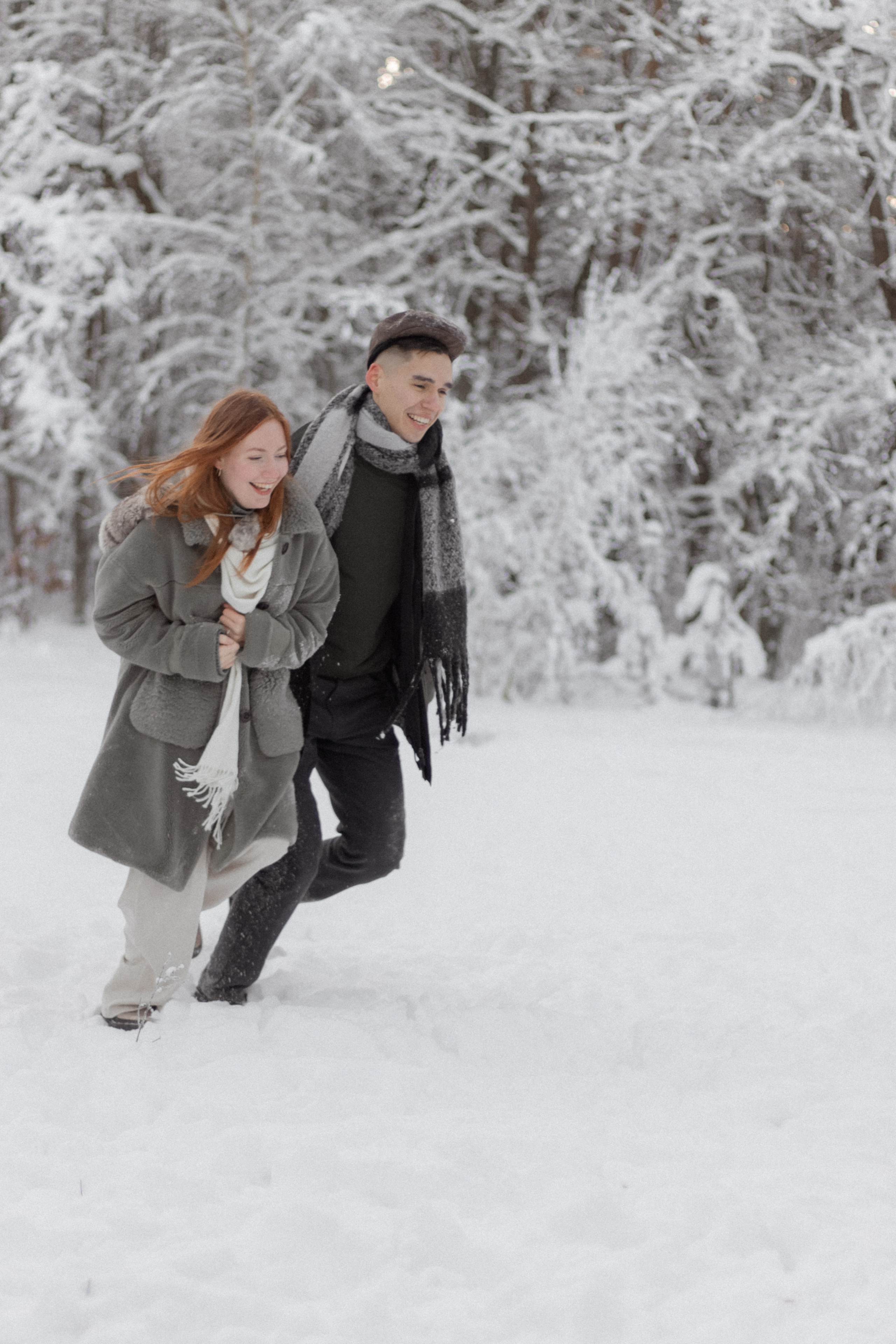 Фотосессия lovestory в снежном лесу в Калининграде. Портретный фотограф в Калининграде Рита Холодова