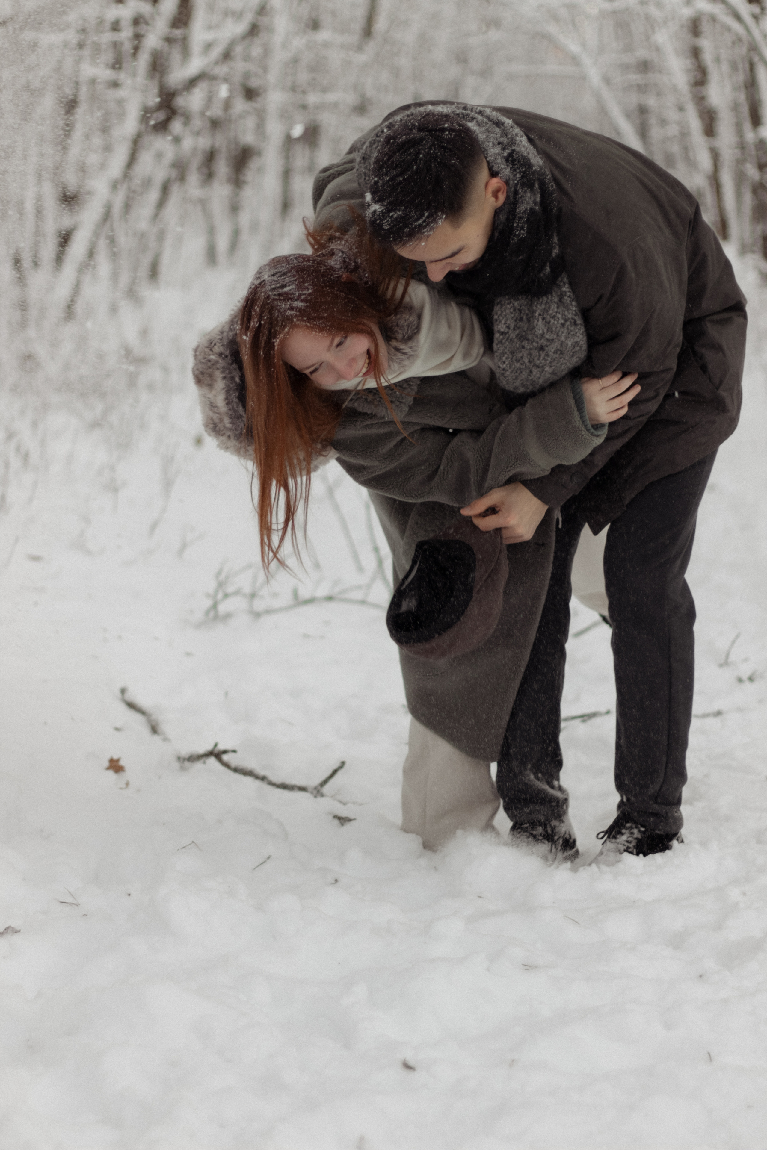 Фотосессия lovestory в снежном лесу в Калининграде. Портретный фотограф в Калининграде Рита Холодова