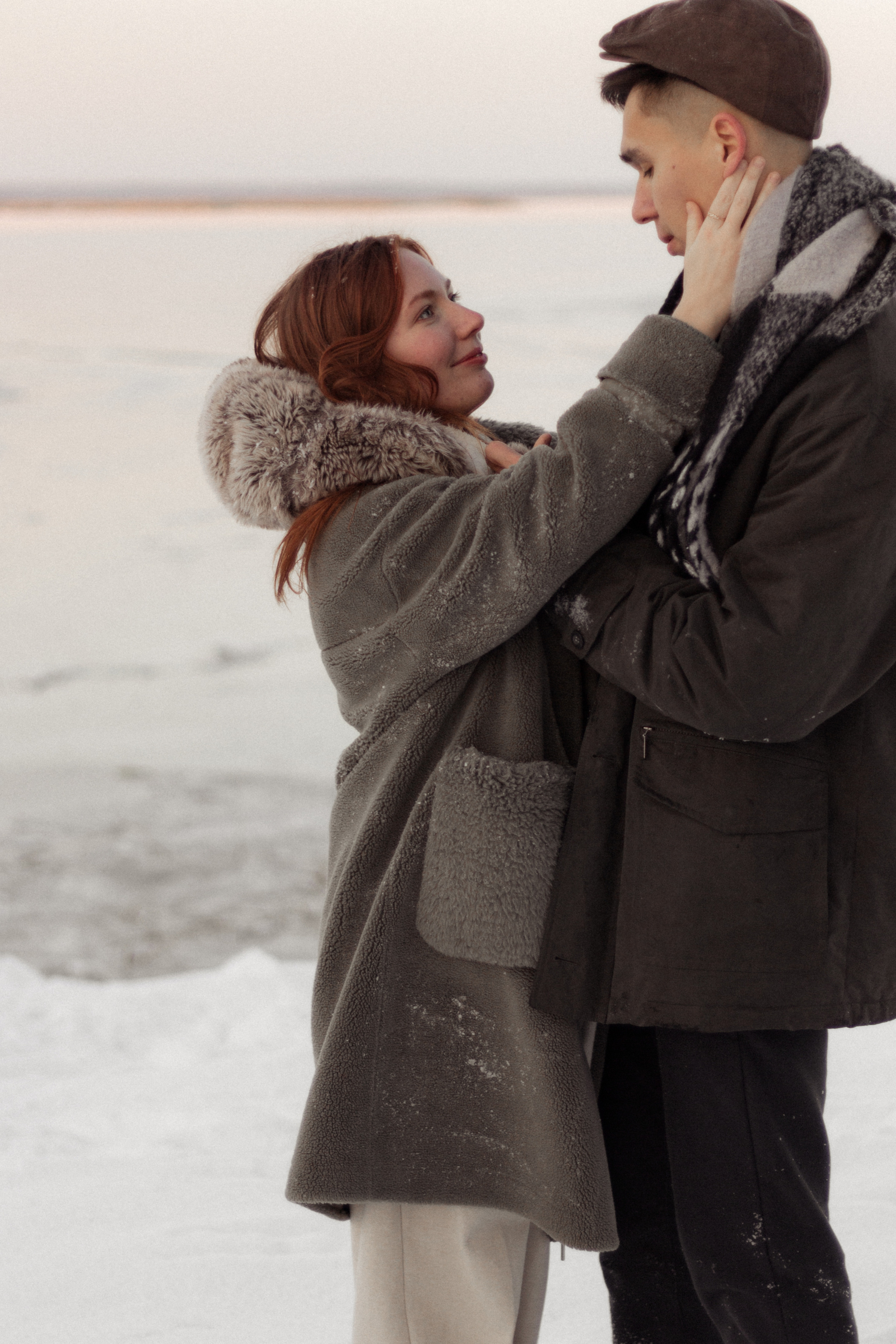 Фотосессия lovestory в снежном лесу в Калининграде. Портретный фотограф в Калининграде Рита Холодова