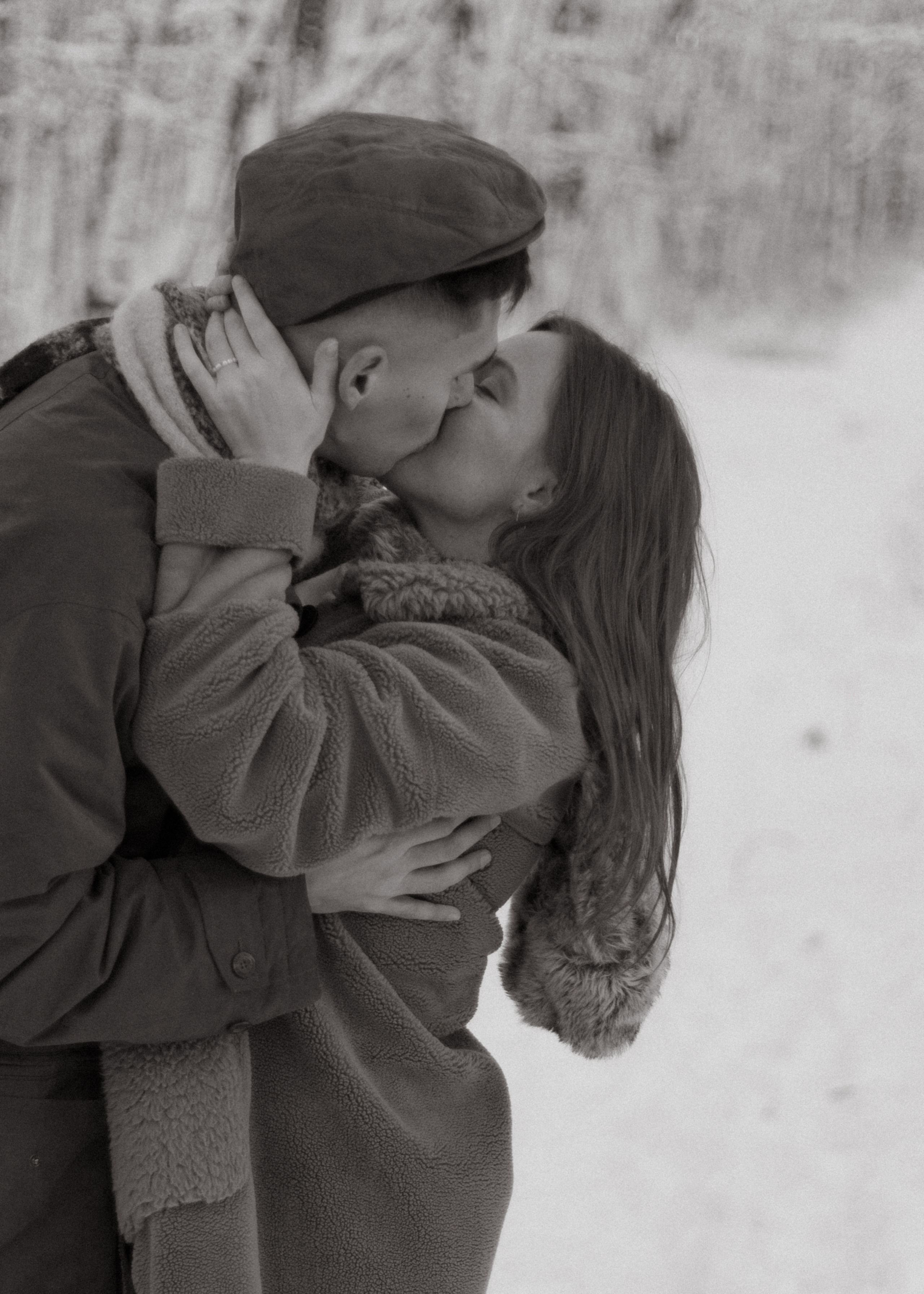 Фотосессия lovestory в снежном лесу в Калининграде. Портретный фотограф в Калининграде Рита Холодова