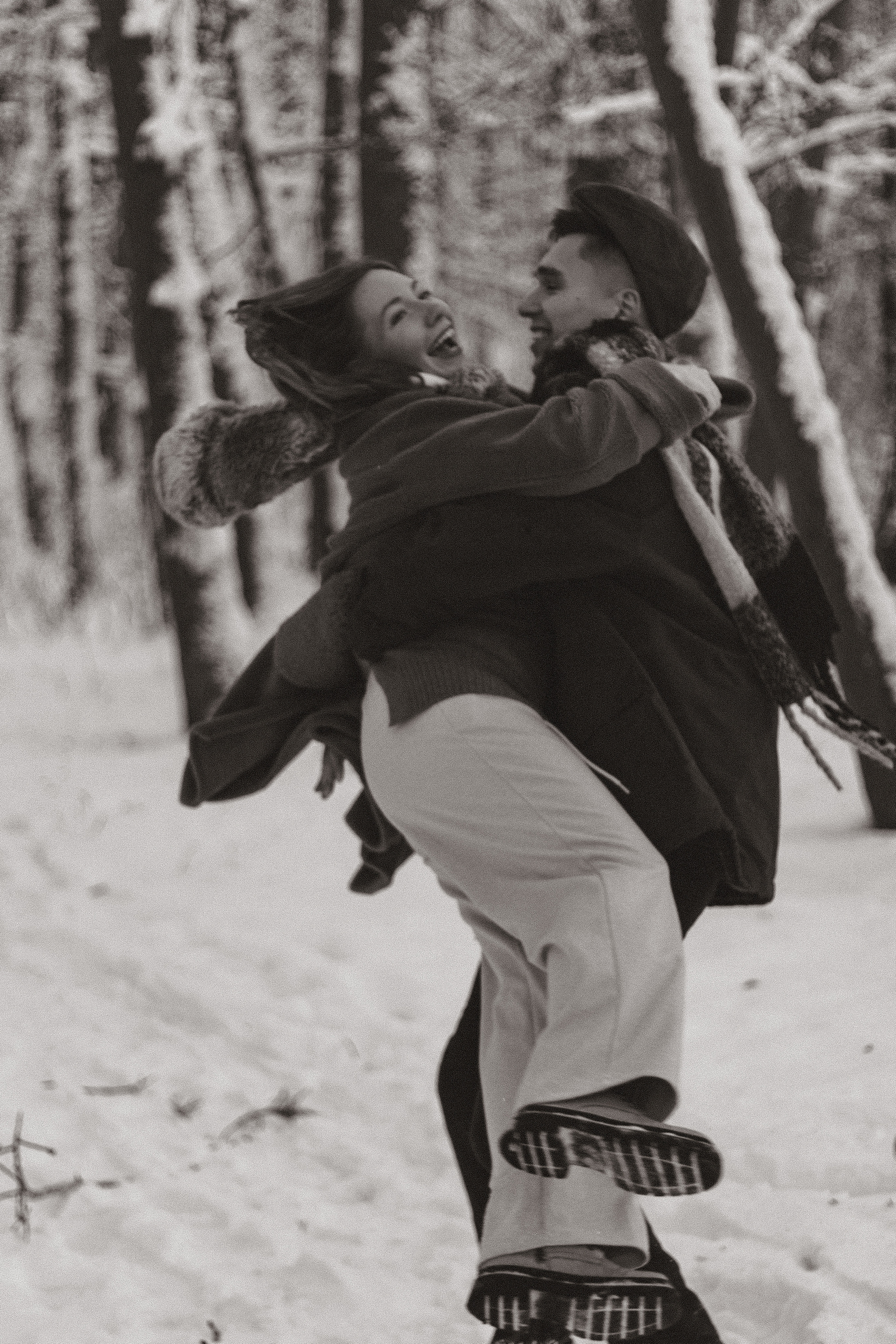 Фотосессия lovestory в снежном лесу в Калининграде. Портретный фотограф в Калининграде Рита Холодова