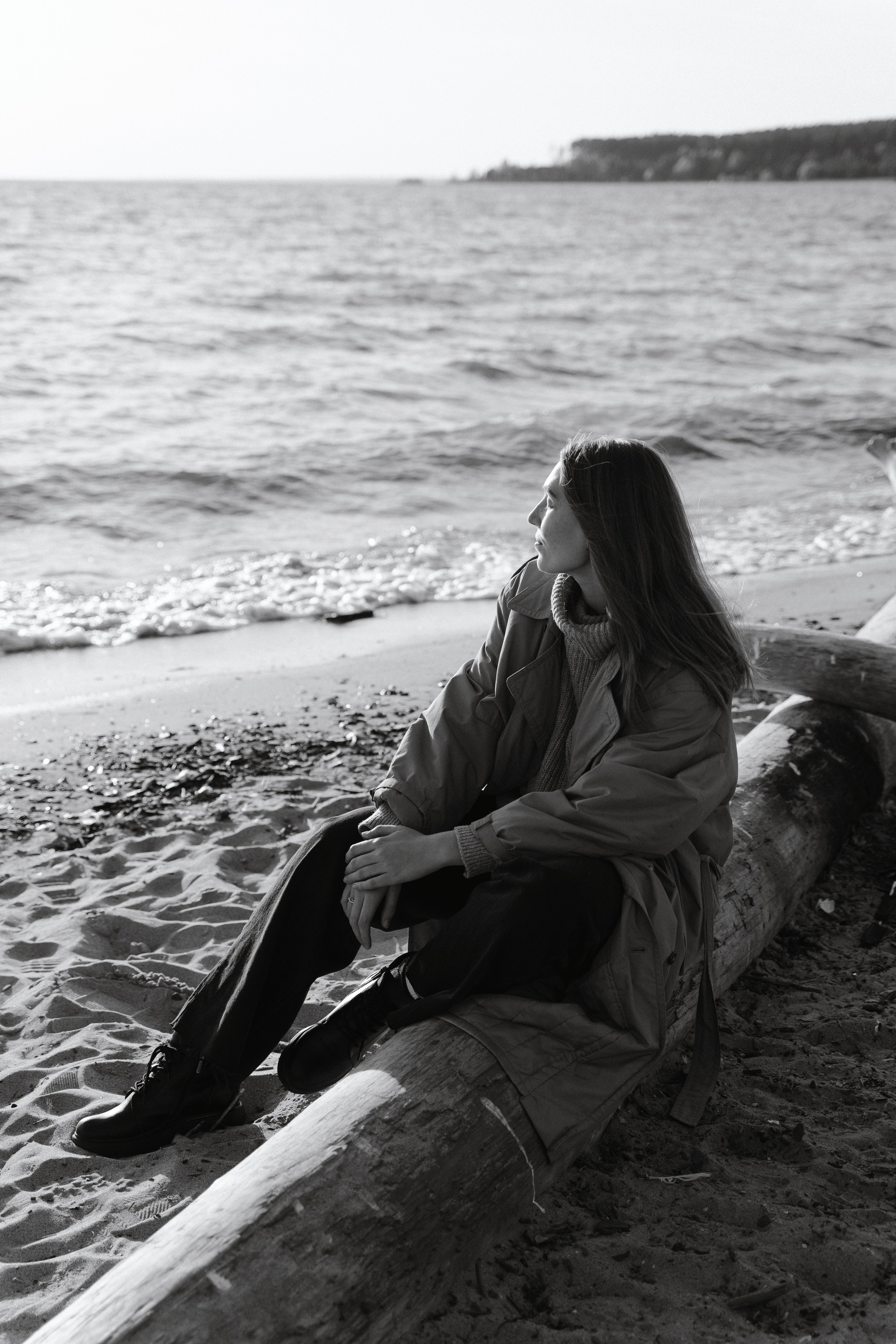 Черно-белый портрет девушки на пляже летом в Новосибирске