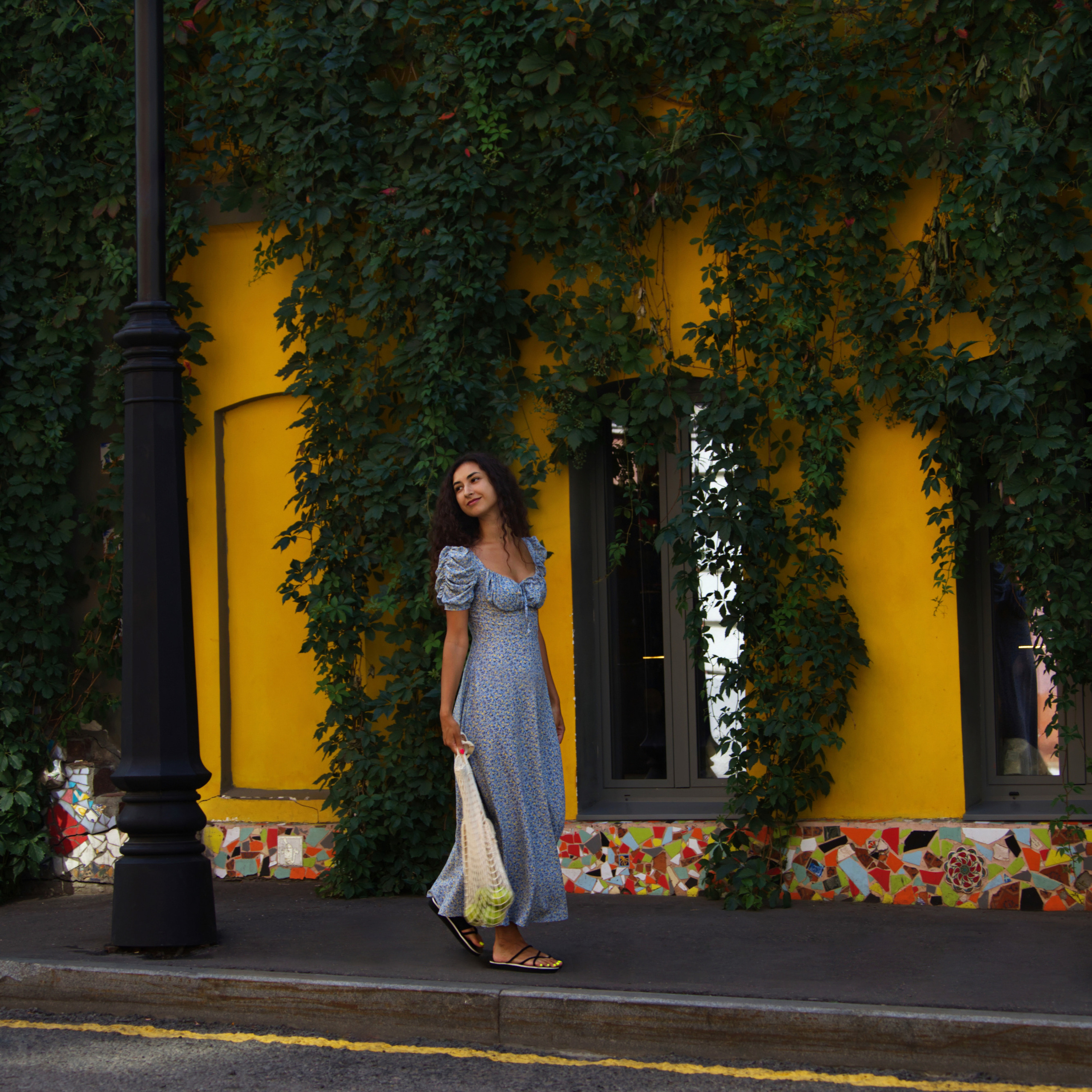 Яркая архитектура, жёлтый дом поросший листьями в центре Москвы для фотосессии. 