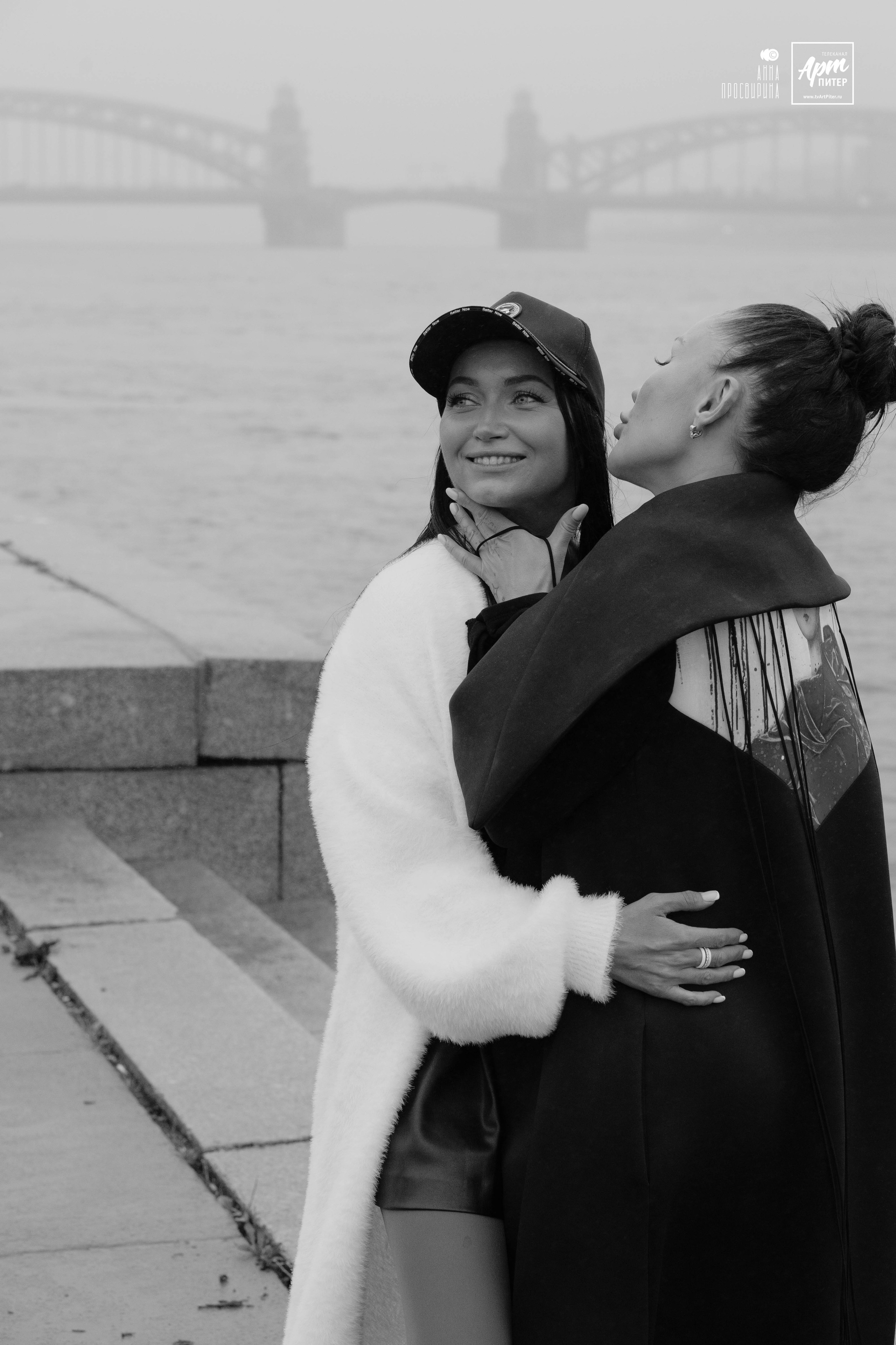 Прогулочная фотосессия с Кристиной Абрамовой вдоль туманной Невы. Ваш фотограф в Санкт-Петербурге Анна Просвирина