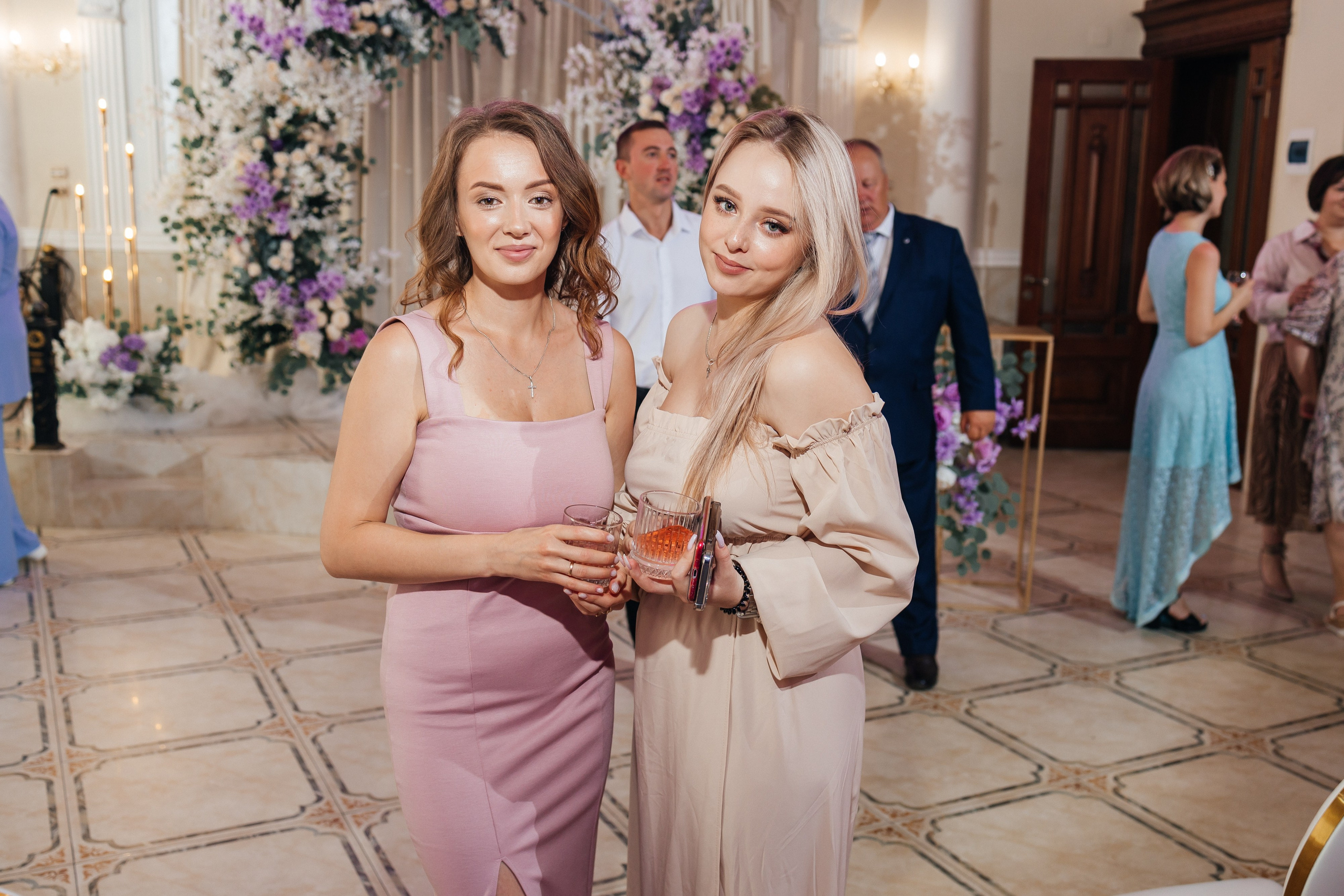 Трогательная выездная церемония в уютном ресторане. Олег Сверчков | Свадебный фотограф Вологда