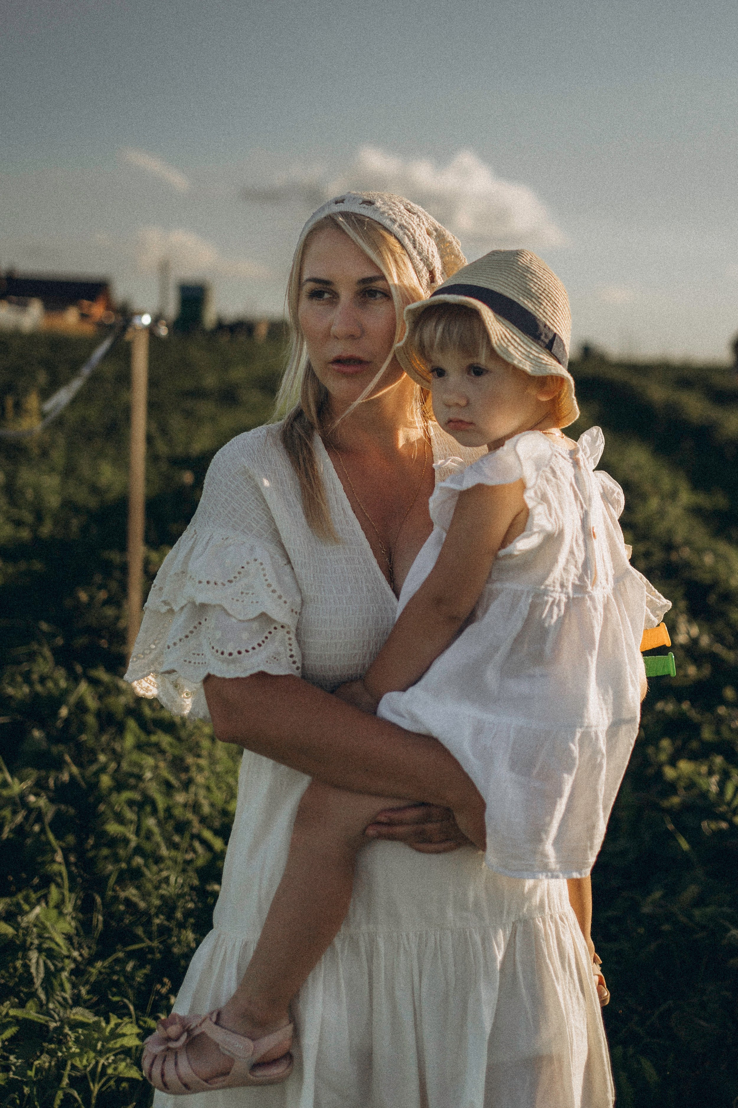 Алина и Оливия съемка на природе. Семейный фотограф в Калуге Ирина Алдохина