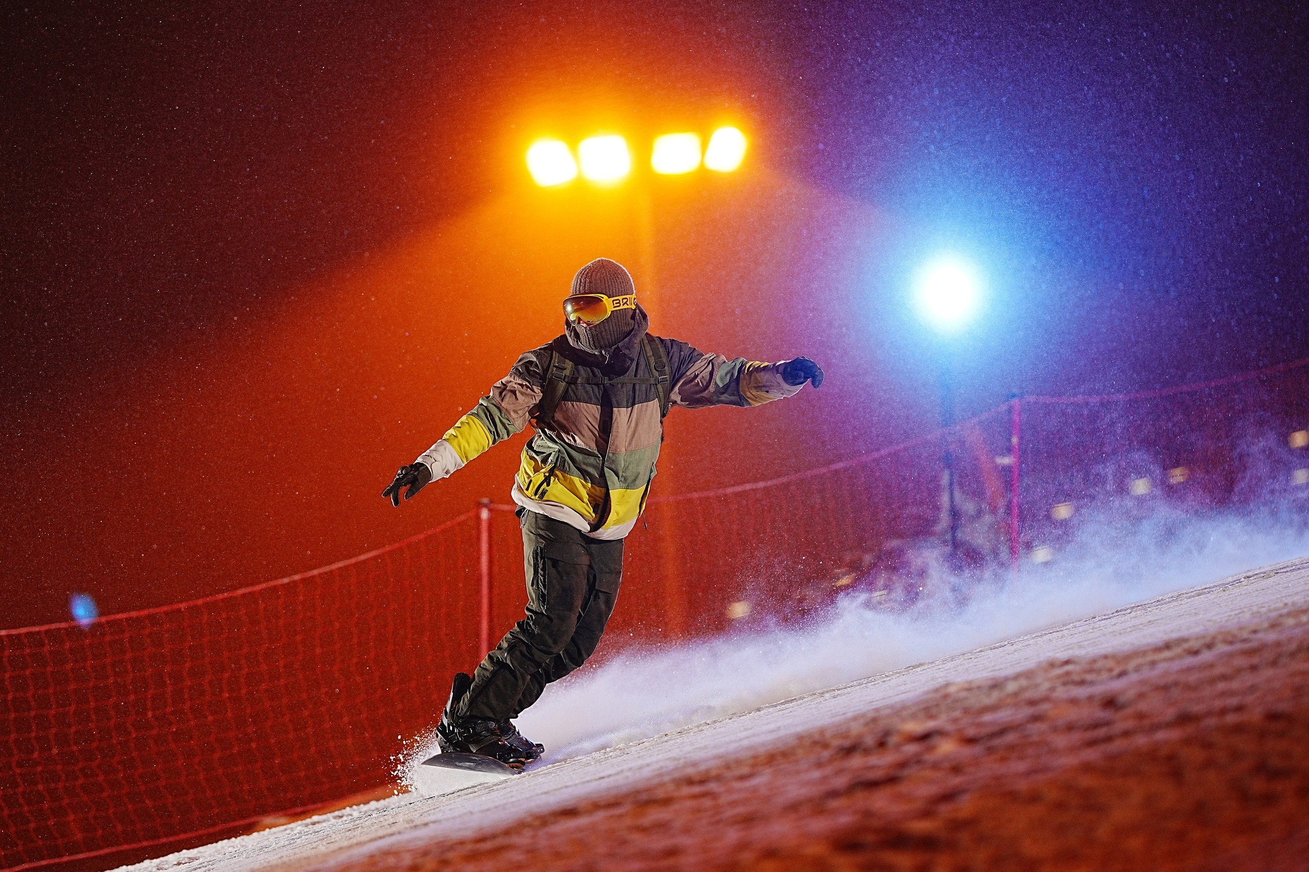 Вечерняя съёмка на склонах с использованием внешних вспышек. Фотограф Студитский Евгений