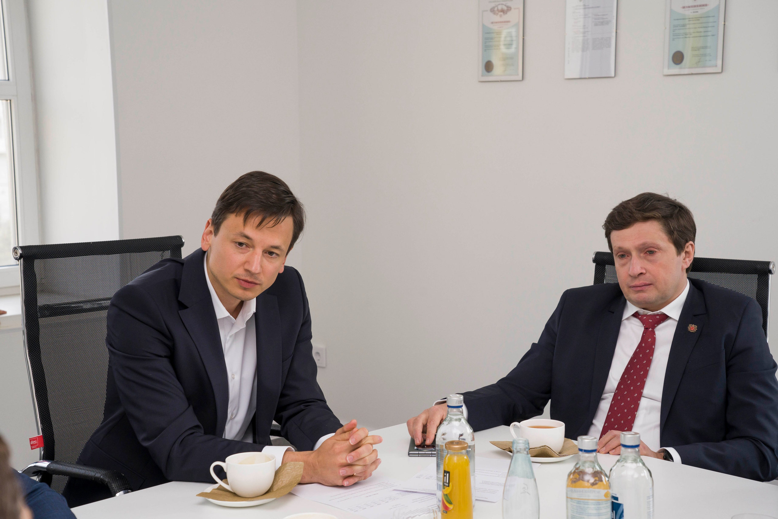 Вице-губернатор Санкт-Петербурга с делегацией на производстве. Фотограф в Санкт-Петербурге. Репортажная и все съёмки для бизнеса