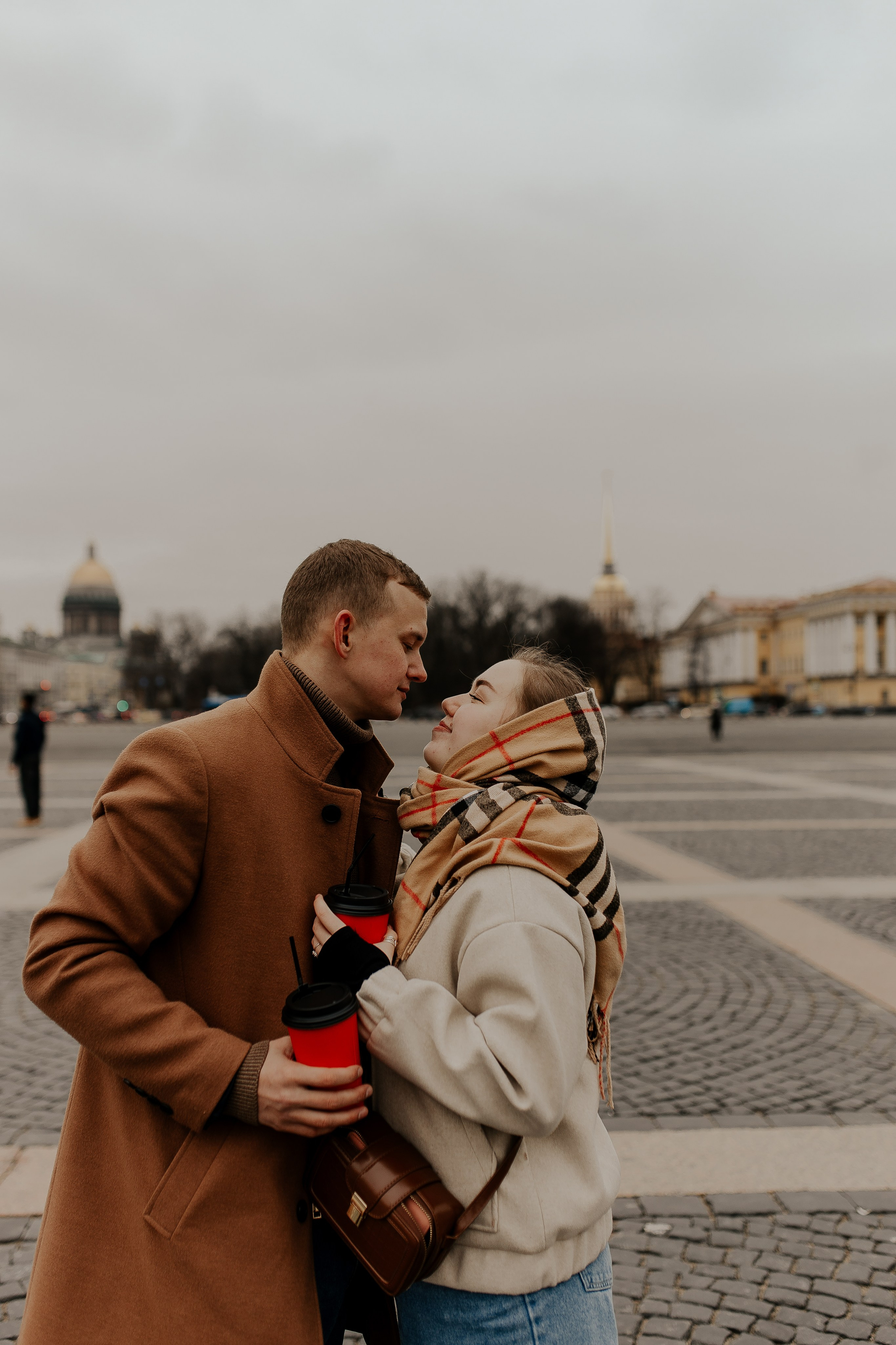 Пара гуляет по Петербургу. Фотограф в Санкт-Петербурге Лиза Семченкова