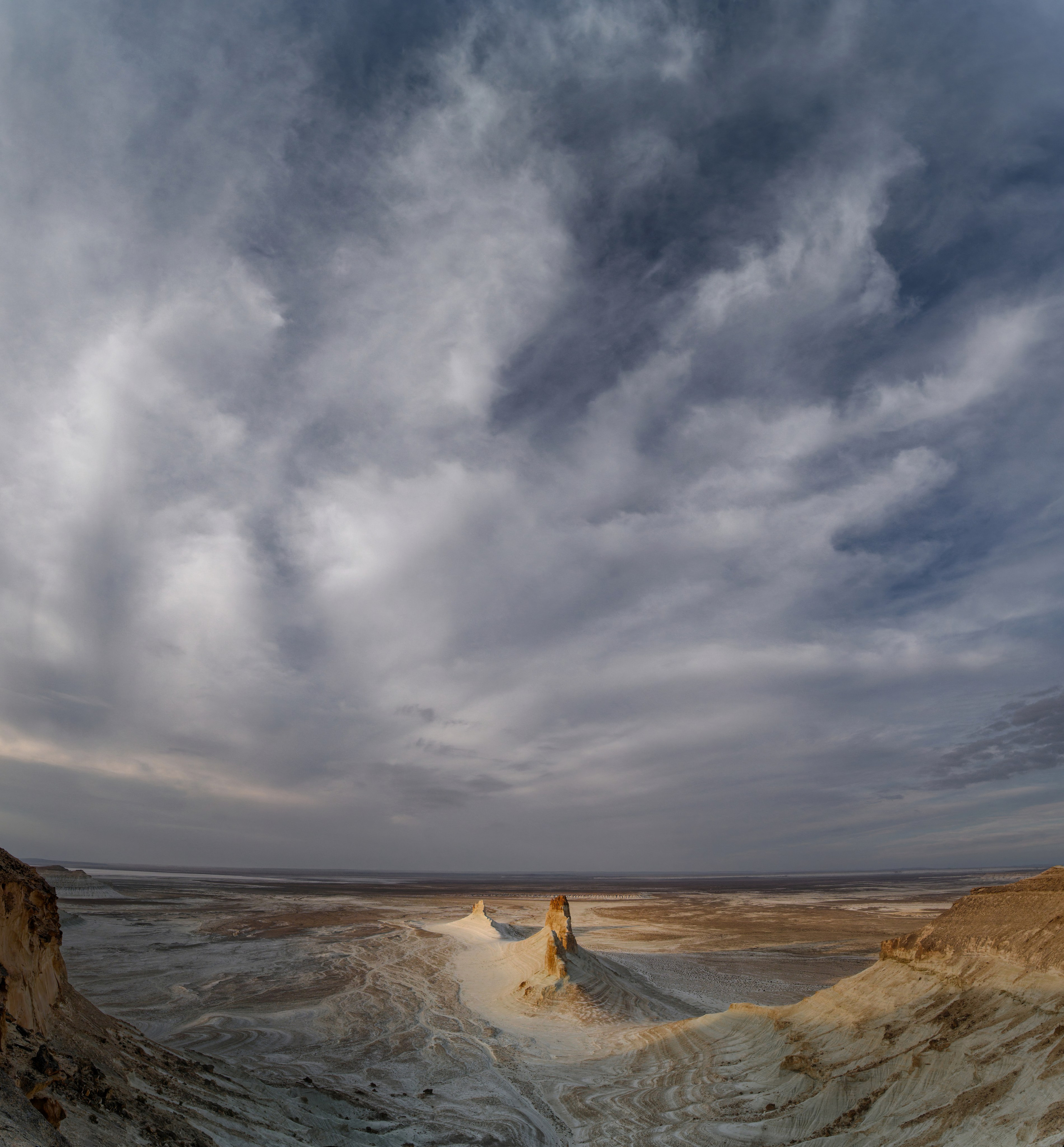 Вид на освещенную рассветным солнцем Бозжиру