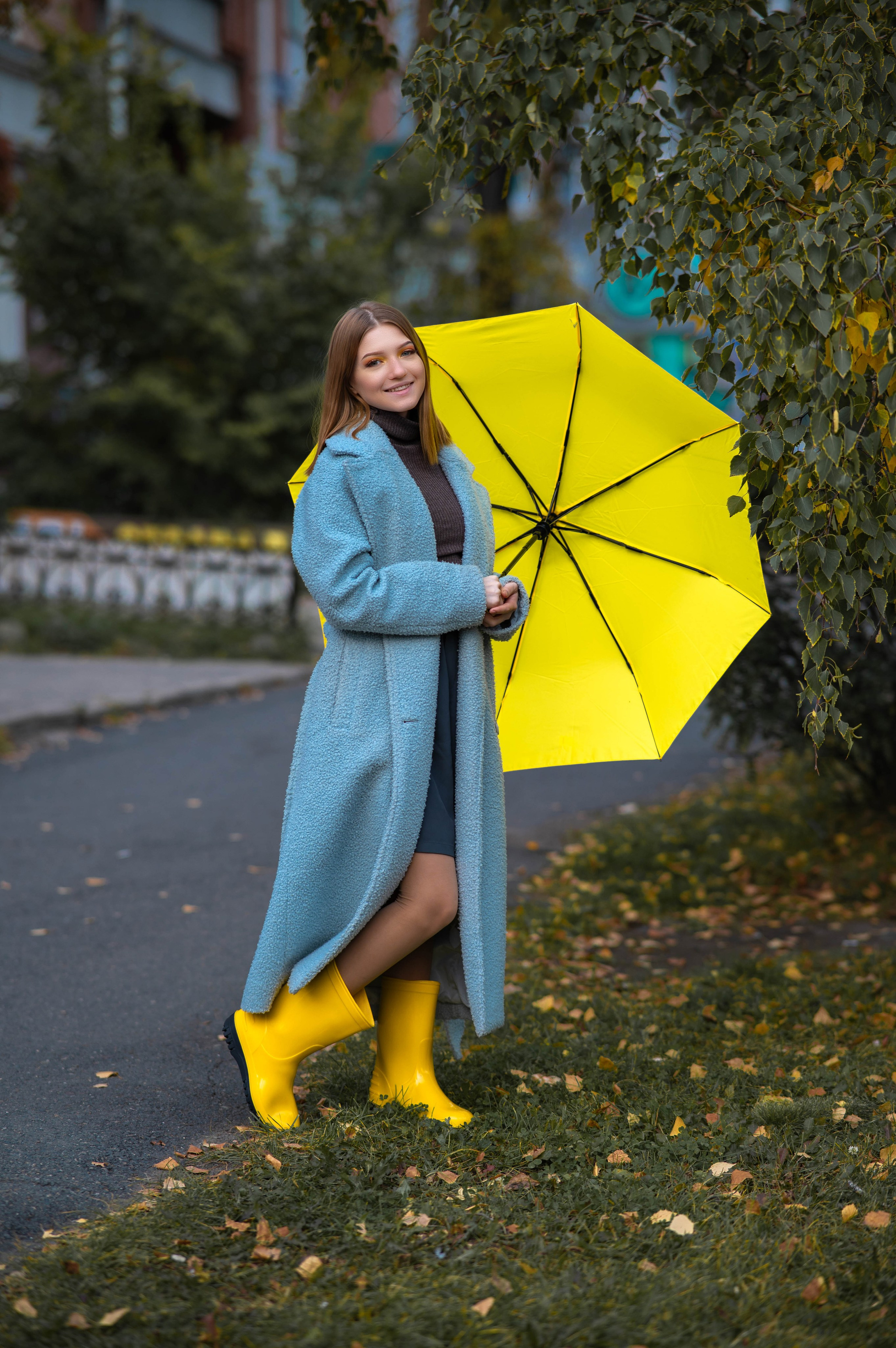 Осенняя индивидуальная съемка на фоне пожелтевших деревьев. Семейный и свадебный фотограф в Абакане Юлия Су