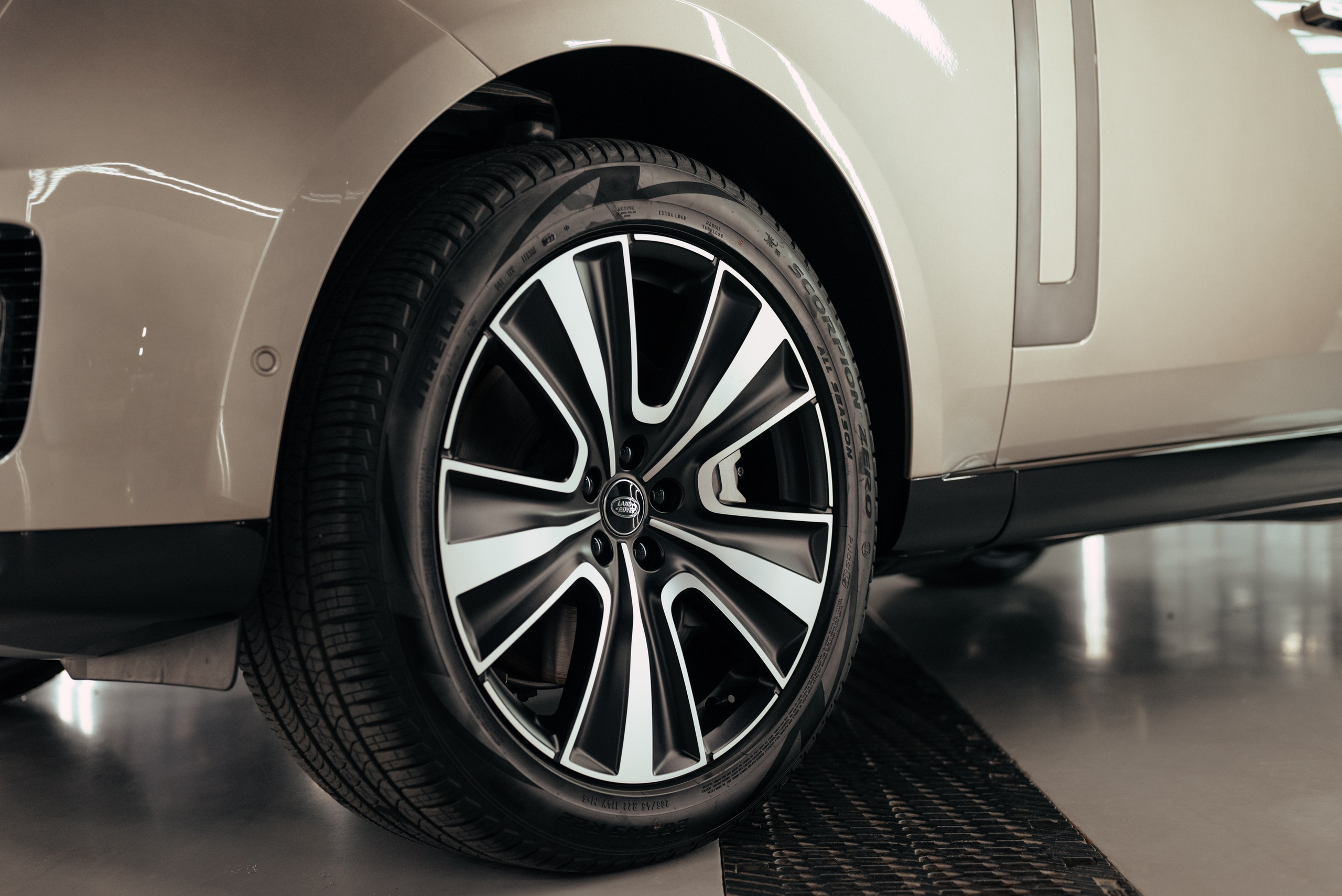 Range Rover gold on sand. DeLorein