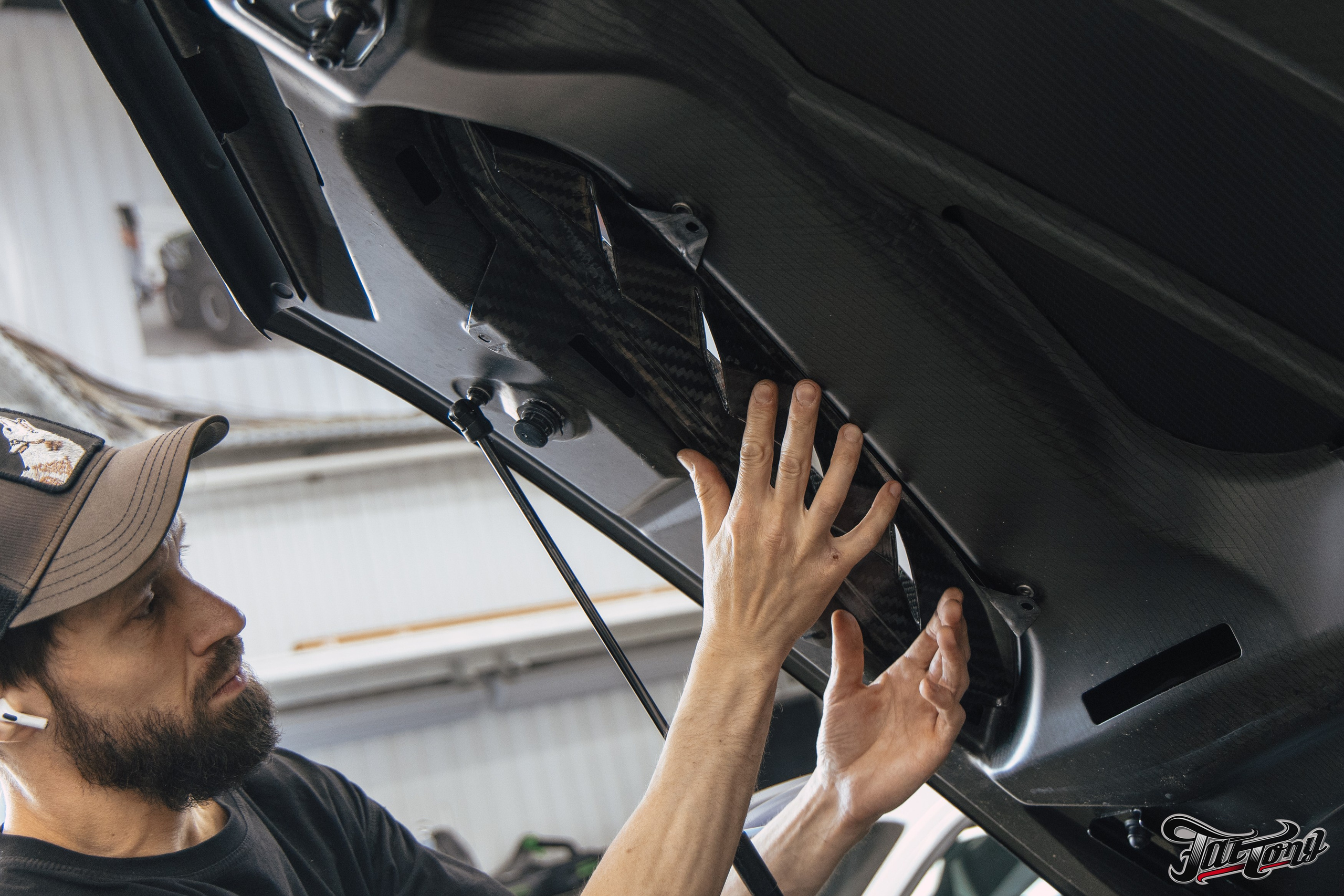 Lamborghini Urus ламинация карбоном вставок в капот, спойлеров, крышки багажника и зеркал. DeLorein