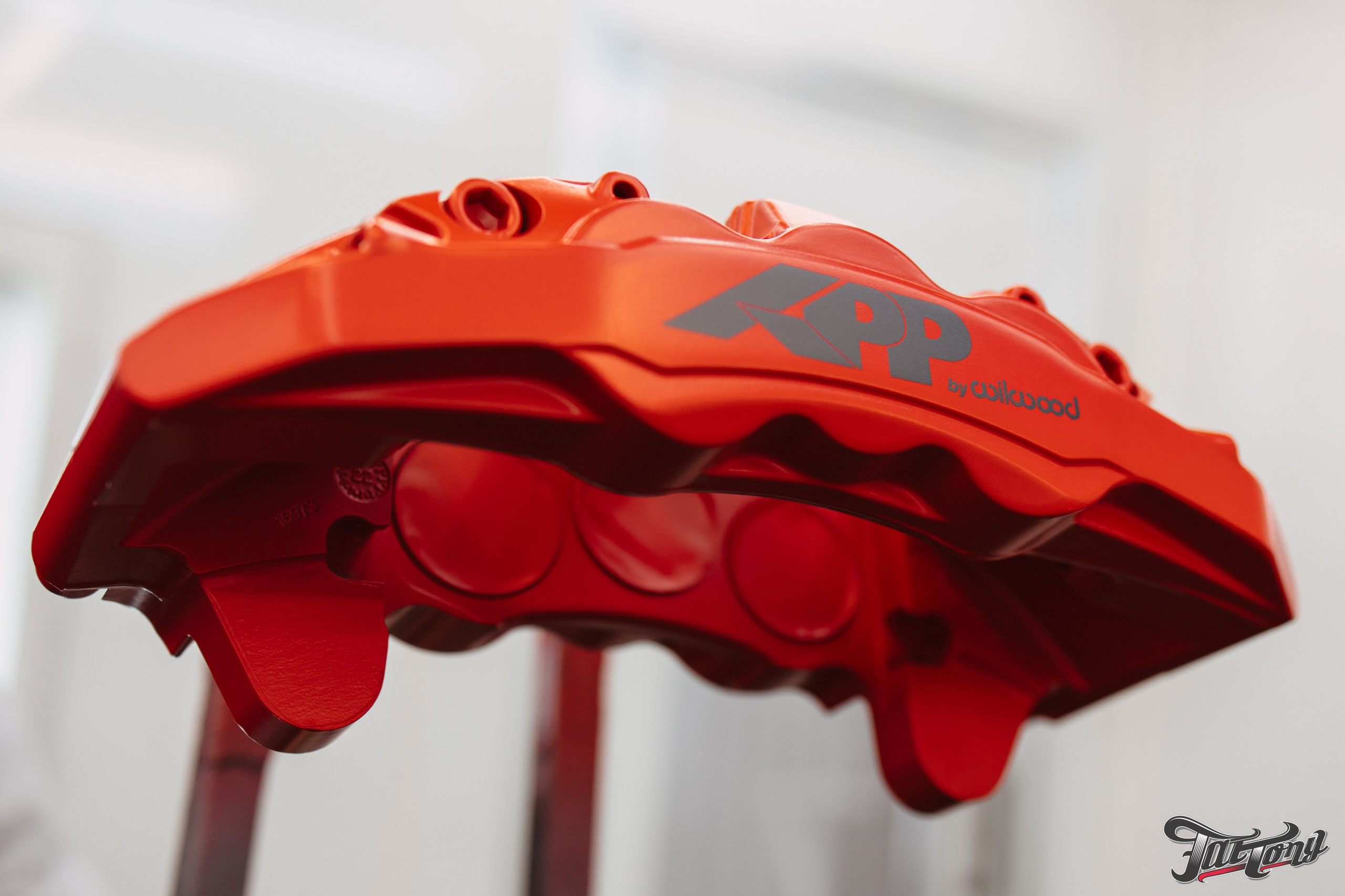 Суппорта Wilwood окрас в красный с нанесением логотипа. DeLorein