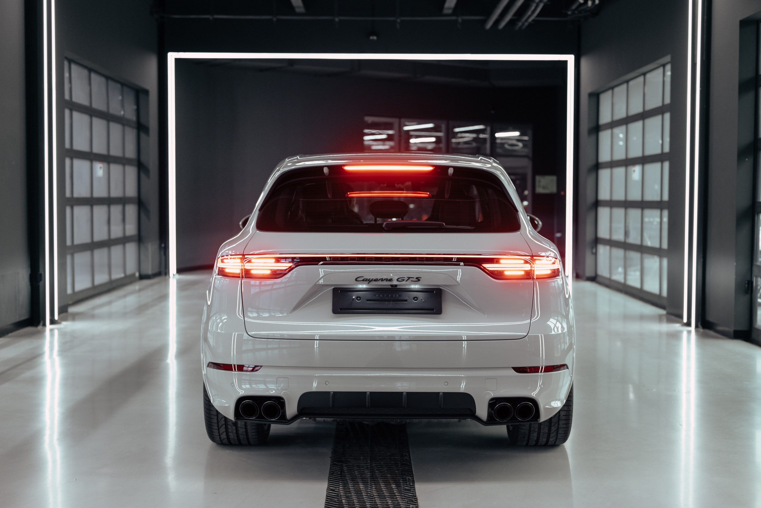 Porsche Cayenne GTS grey on red. DeLorein