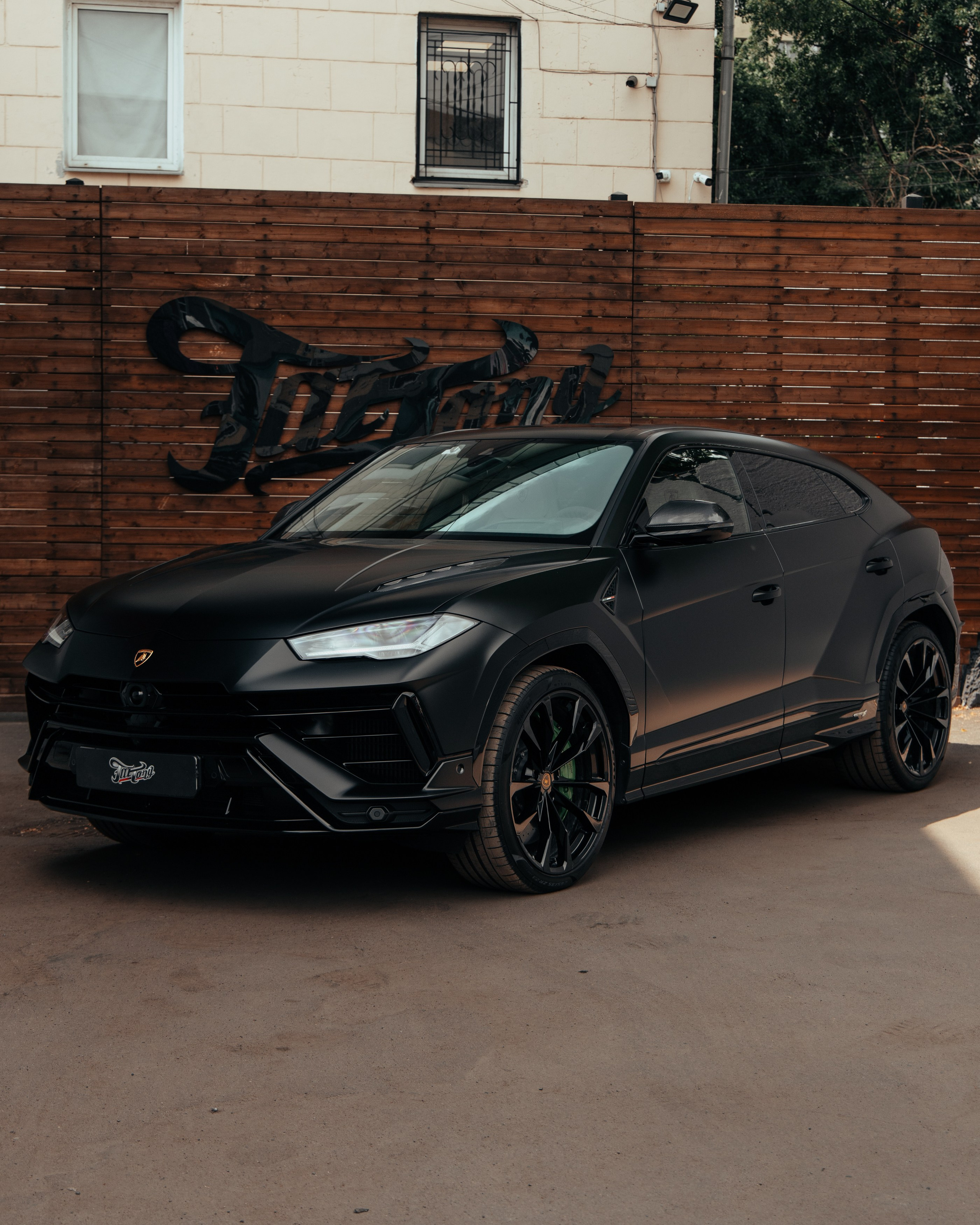 Lamborghini Urus ламинация карбоном вставок в капот, спойлеров, крышки багажника и зеркал. DeLorein