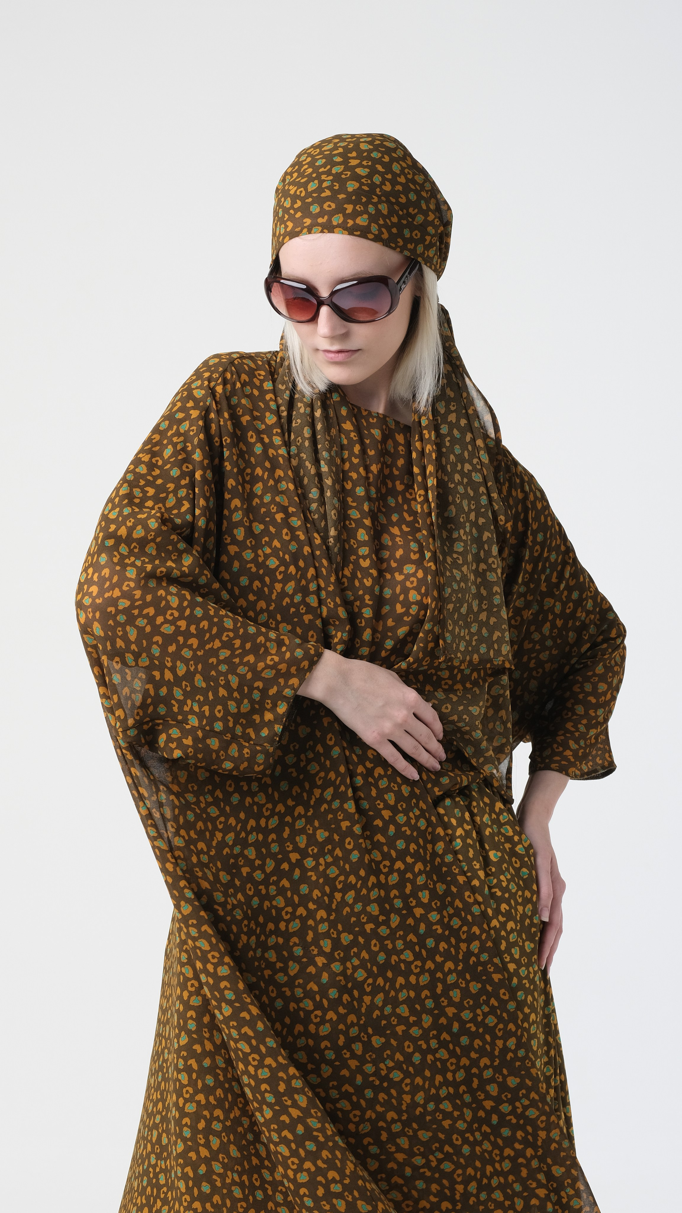 Модель в очках и в бандане на циклораме. Каталожная съёмка в Москве. Метро Дмитровская.