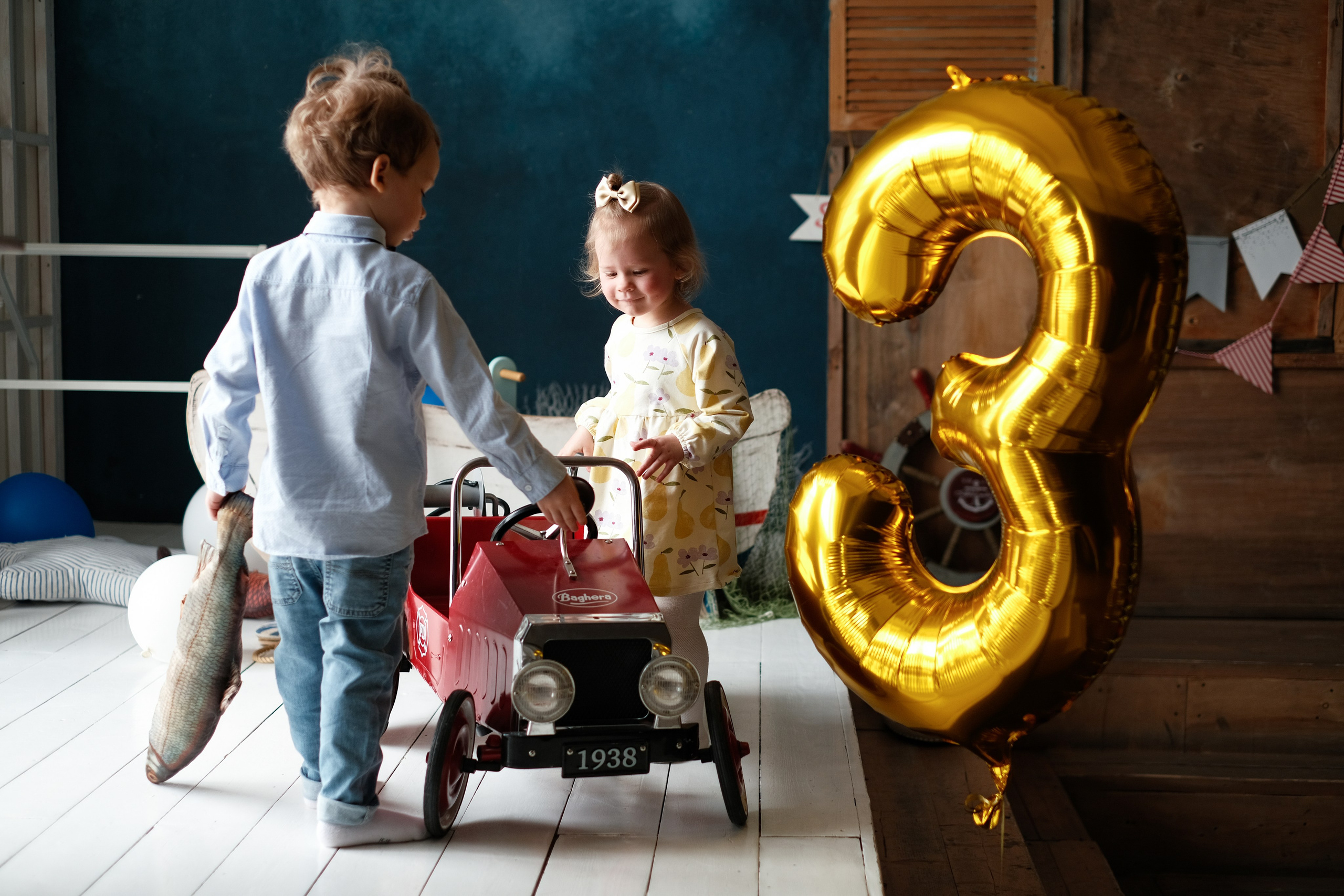 Дети играют с игрушечной машиной. Рядом цифра 3.