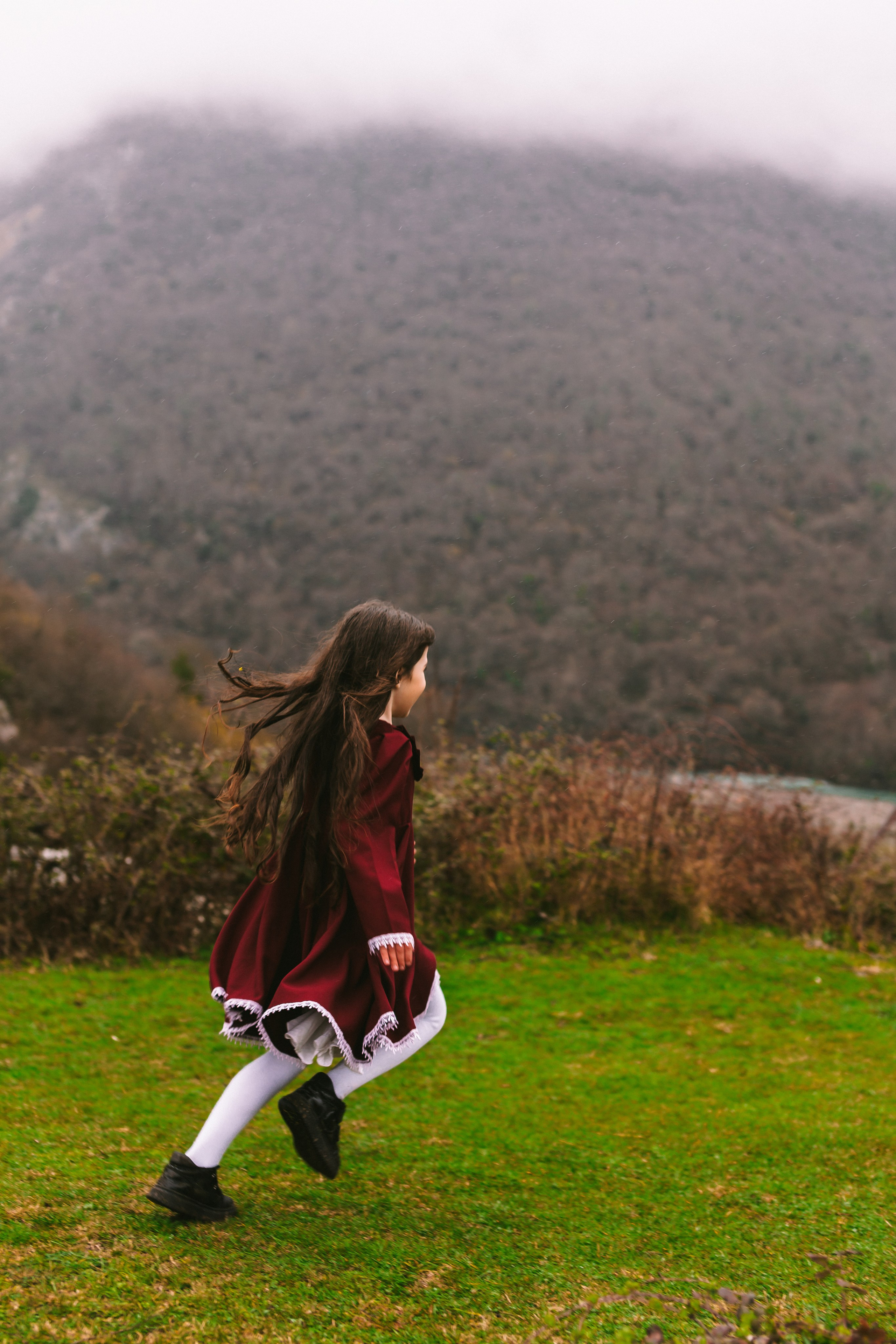 Девочка в горах. Семейный и художественный фотограф в Тюмени Юлия Логинова