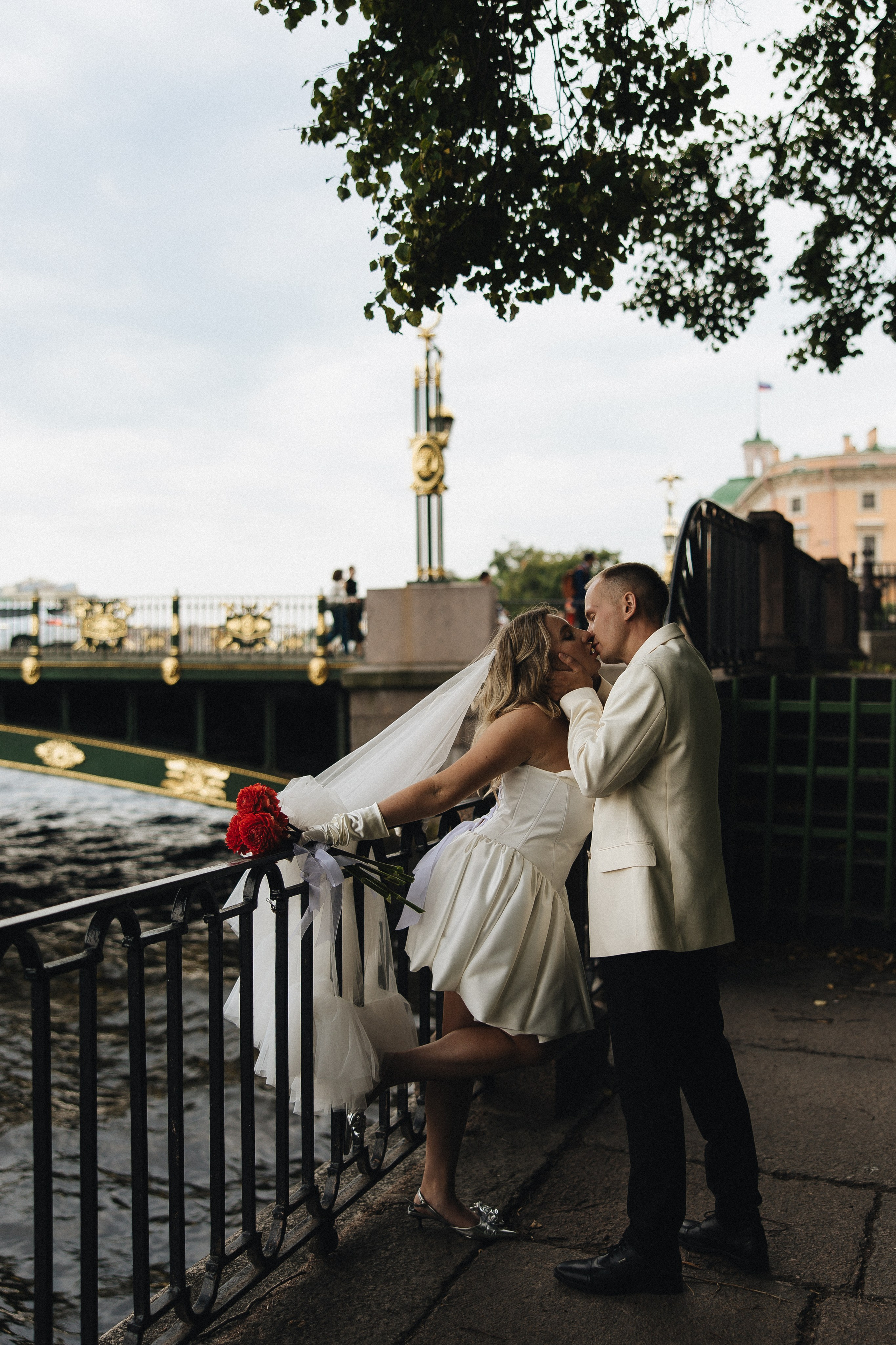 Когда я впервые увидел тебя, этот смех, ты мне напомнила по-моему сразу всех. Свадебный фотограф в Санкт-Петербурге Баженова Алина