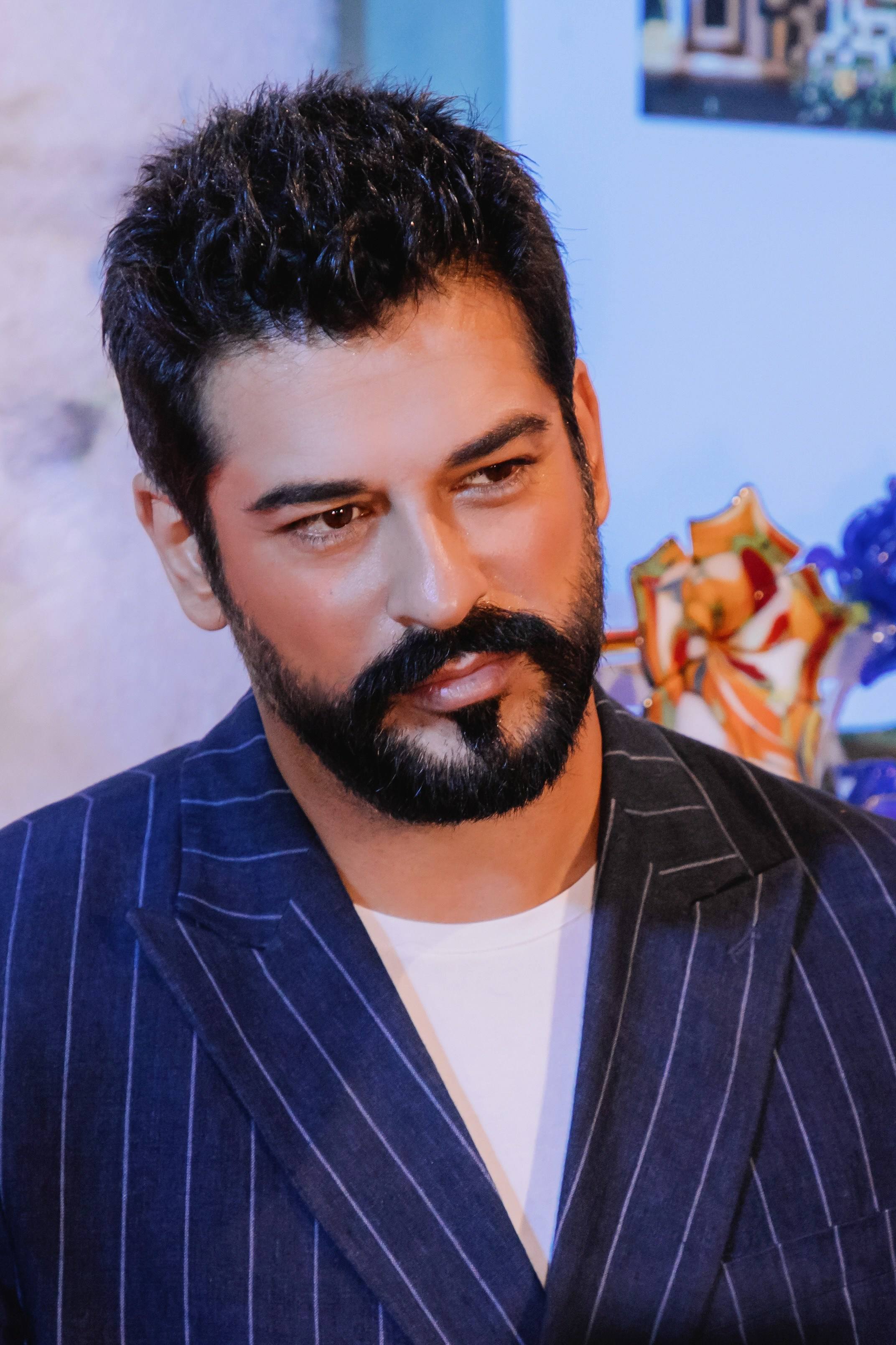 Бурак Озчивит посетил выставку Никаса Сафронова. Фотограф в Москве и Санкт-Петербурге Дарина