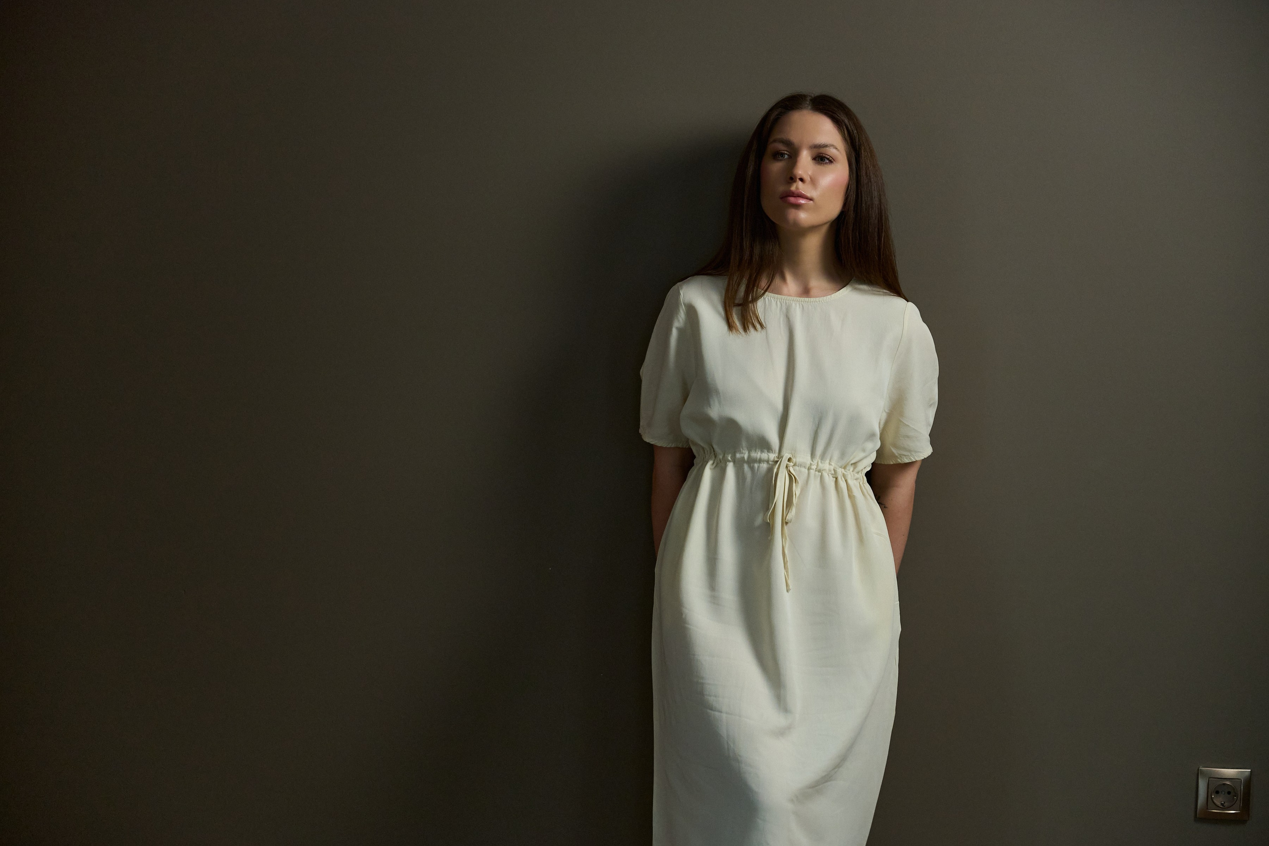 Тихая женская фотография — съёмка без ролей и позирования, где важнее состояние, чем образ